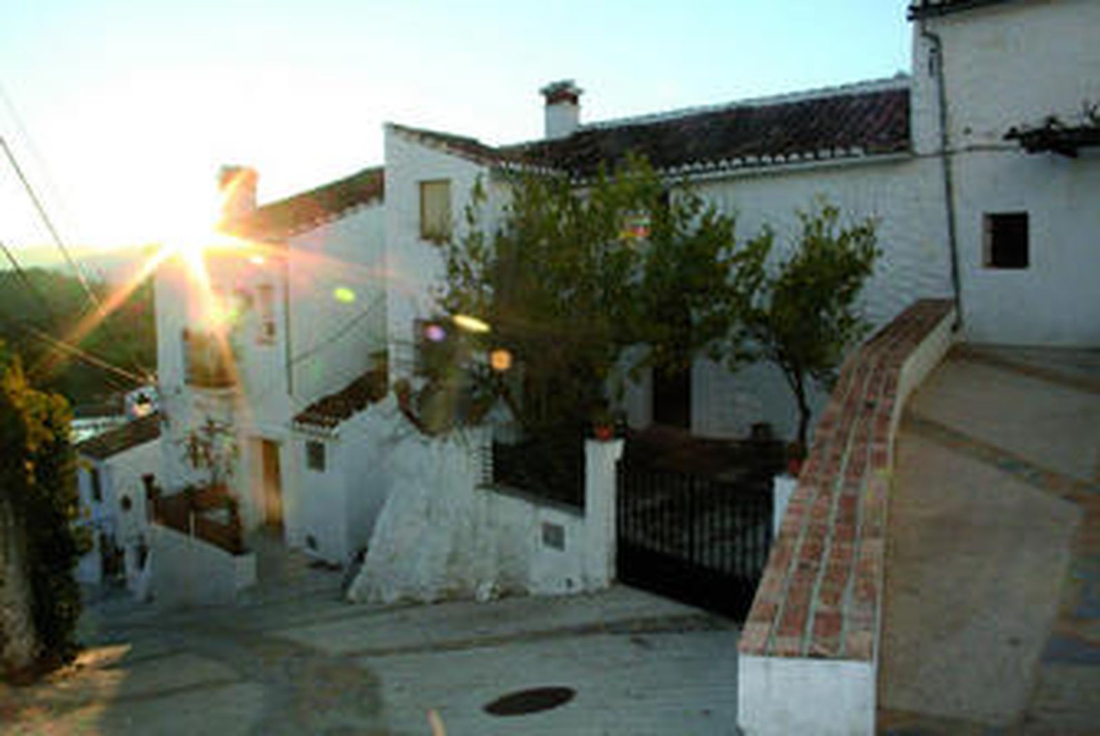 Vista de varias viviendas que se utilizan desde el punto de vista turístico en la Serranía rondeña.