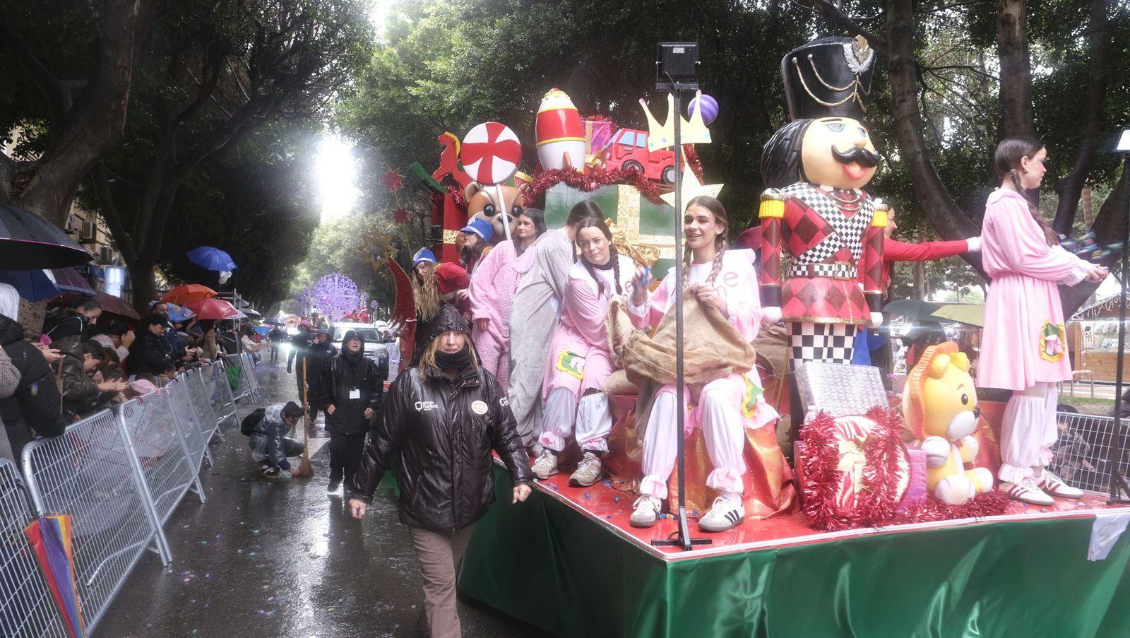 Fotografías de la cabalgata de los Reyes Magos pasada por agua en Almería
