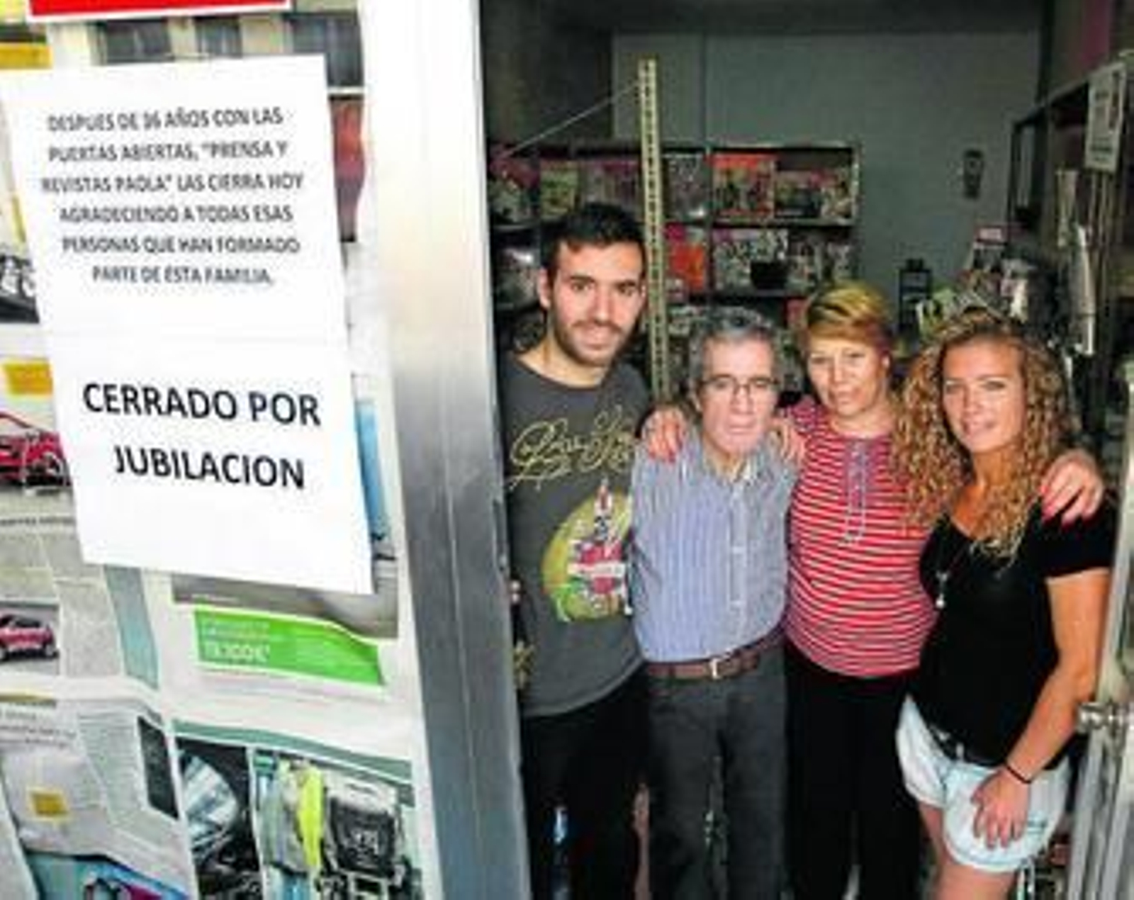 Fernando Pérez ayer junto a su familia en el local que deja por jubilación.