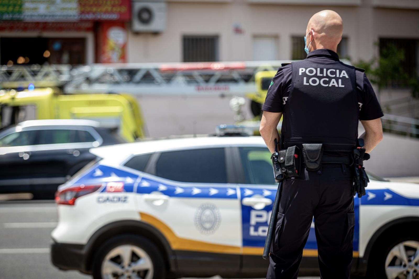 Un policía local de Cádiz, en servicio.