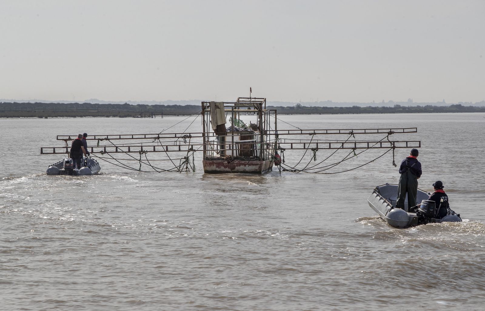Un momento del operativo desarrollado por la Guardia Civil en el Guadalquivir.