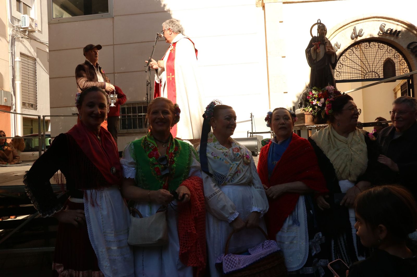 Así ha sido la bendición de las mascotas y la subasta de 'rabicos' en el casco histórico de Almería