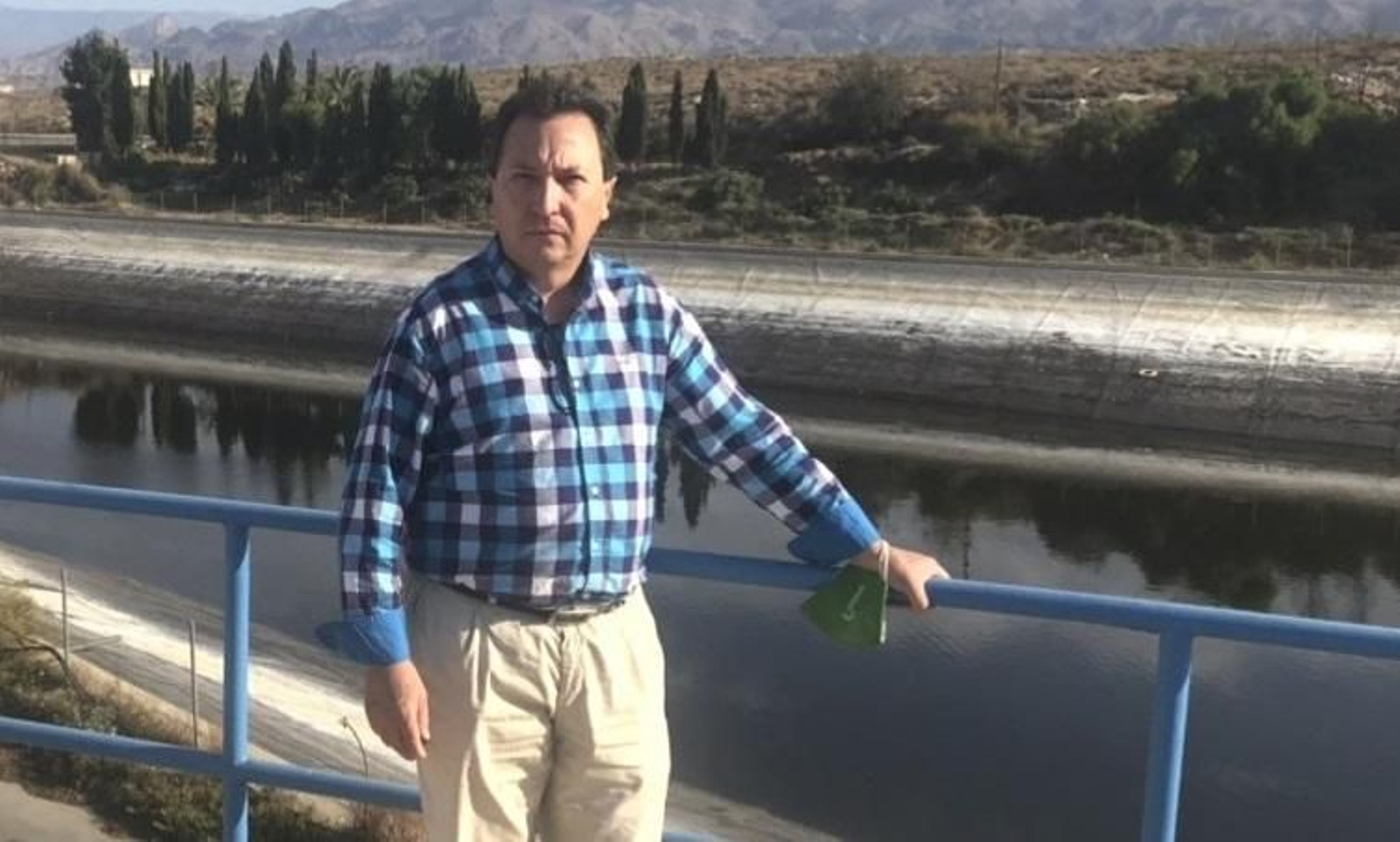 José Antonio Fernández, presidente de la Comunidad de Regantes Tierras de Almería. Abajo, desaladora del Campo de Dalías.|