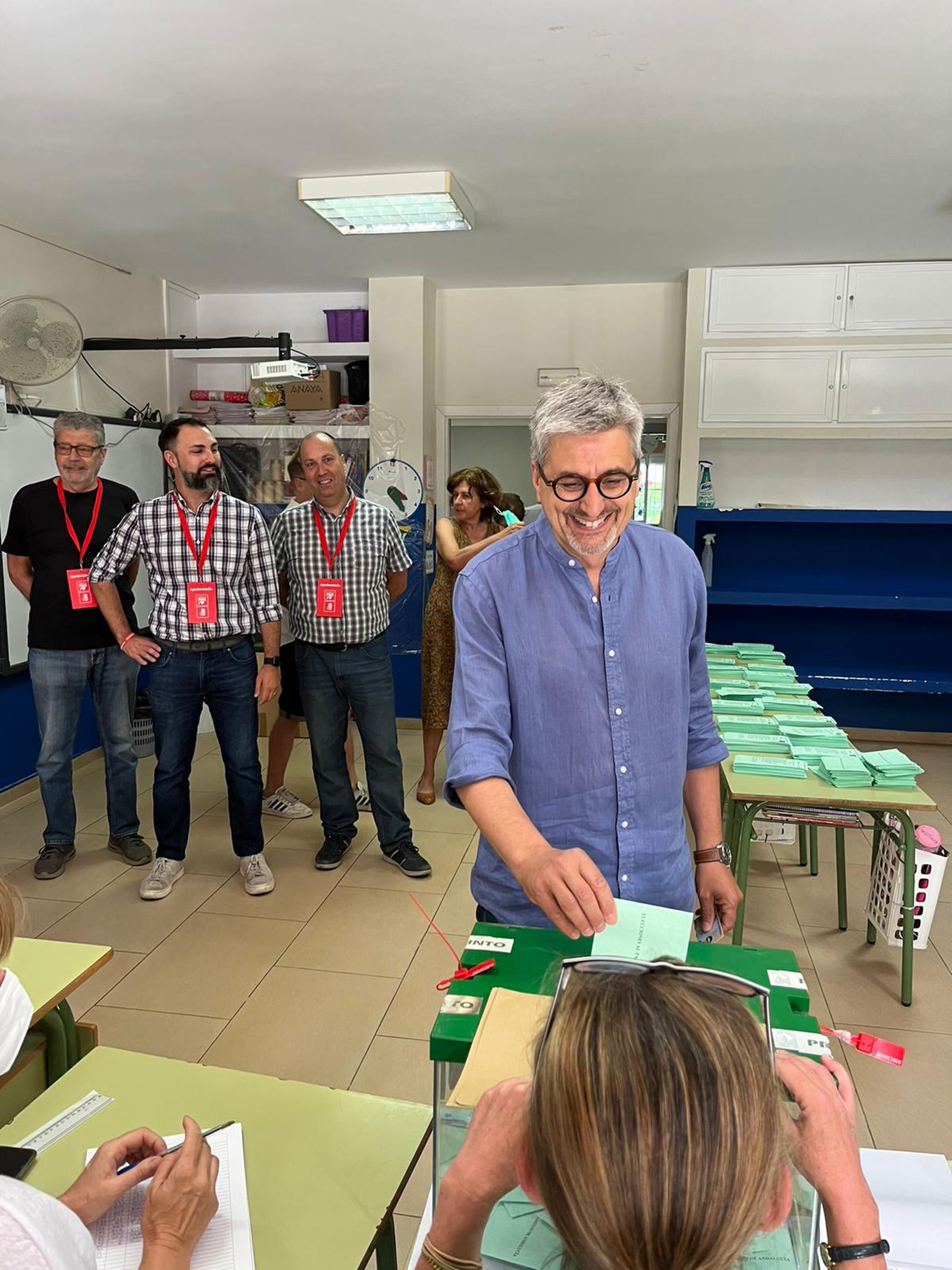 Josele Aguilar, candidato del PSOE en Málaga, votando.