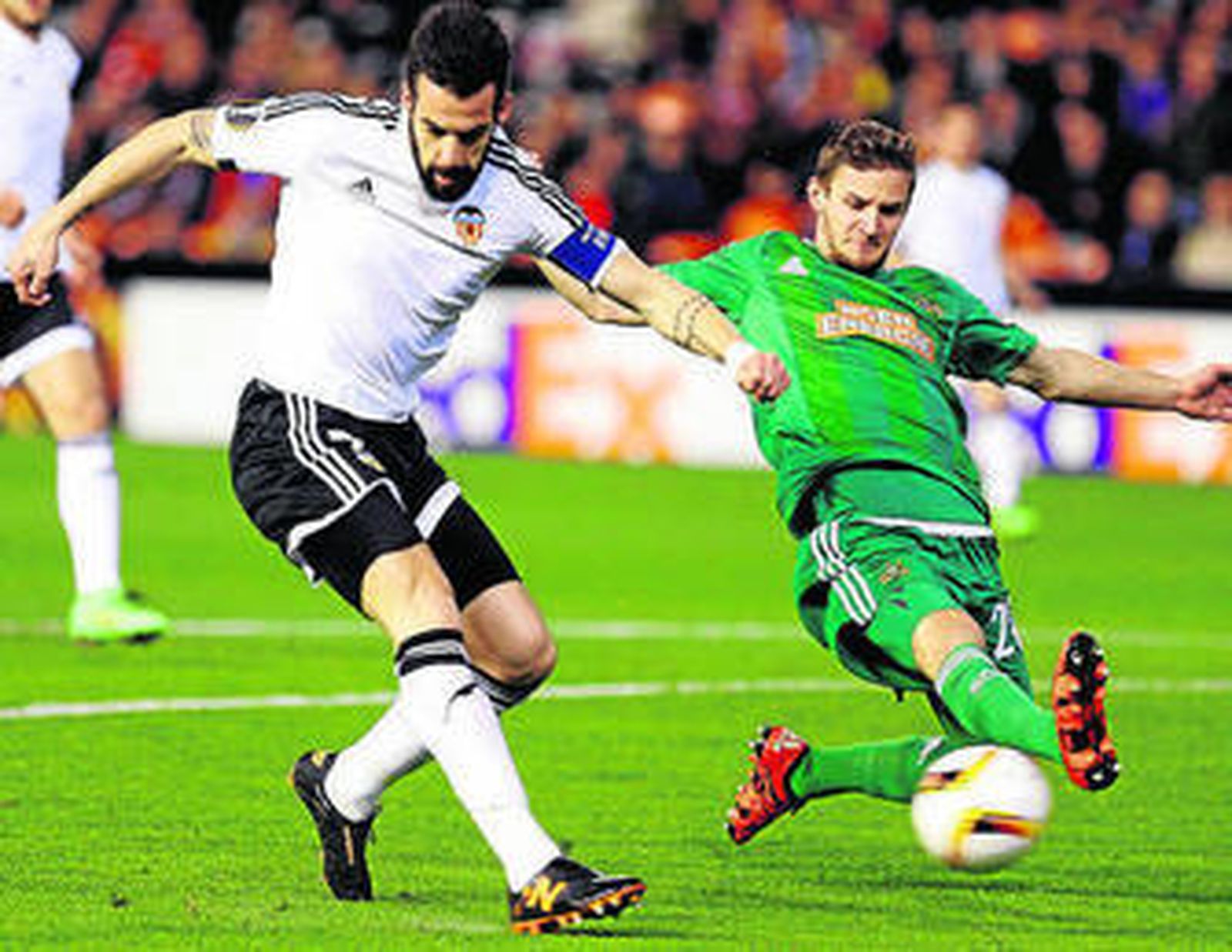 Negredo disputa un balón con Maximilian Hofmann.