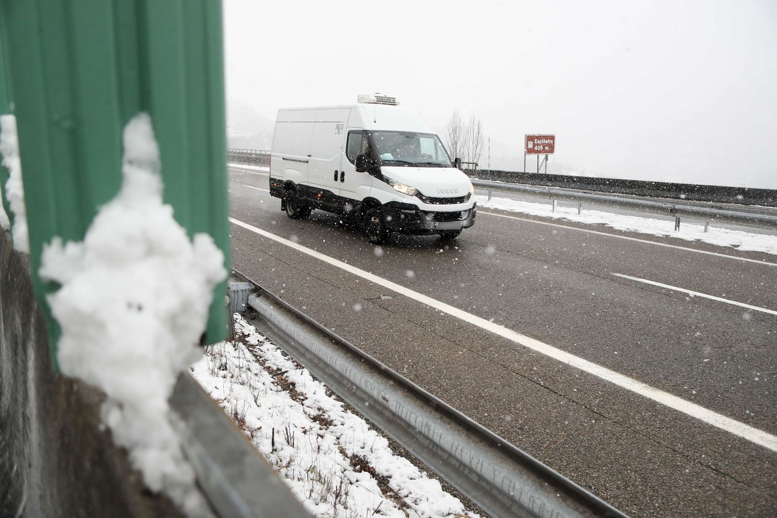 La nieve tiñe de blanco en norte de España