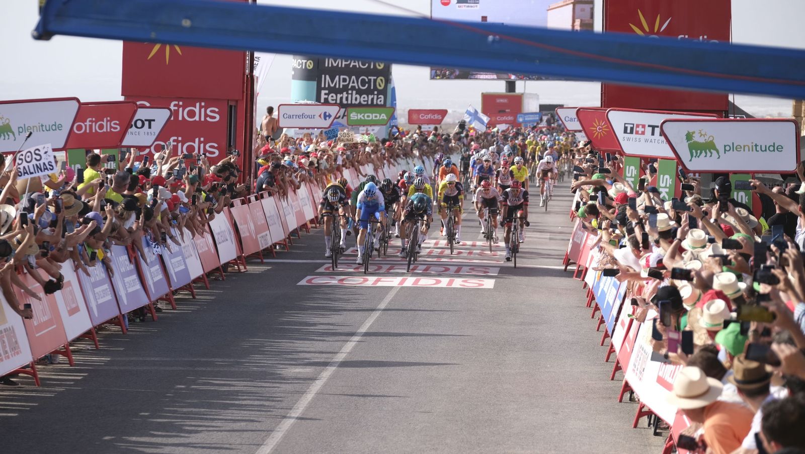 Llegada a línea de meta de un grupo de ciclistas durante la última etapa ocasión que una etapa terminó en tierras almerienses.