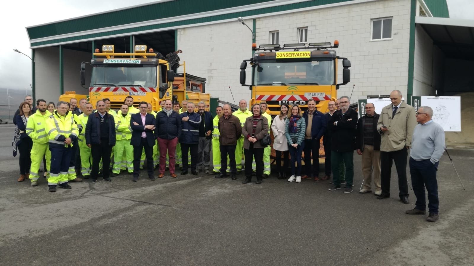 El delegado de Fomento junto a los trabajadores y la maquinaria del Plan de Vialidad Invernal que se pone en marcha para este invierno.
