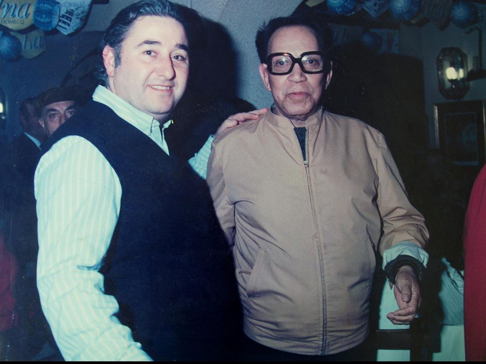 Arsenio Cueto, con Mario Moreno Cantinflas, en el Mesón del Duque en 1986.