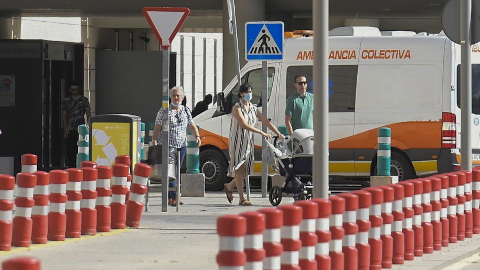 Personas con mascarilla en centros hospitalarios