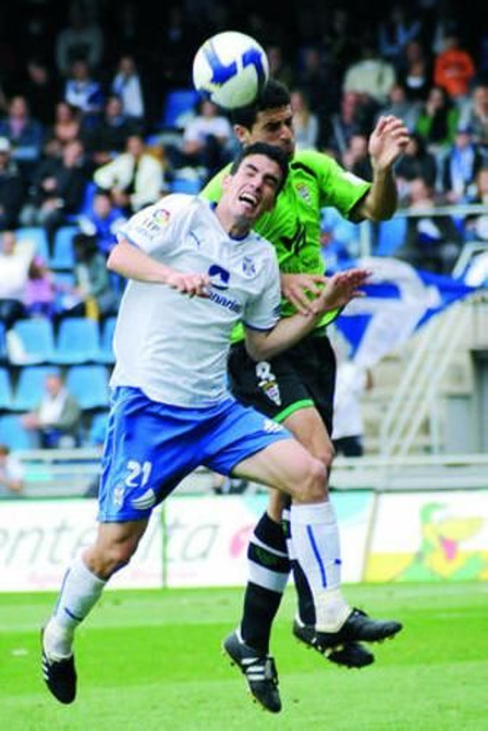 Alfaro salta a por la pelota junto a Rubén.