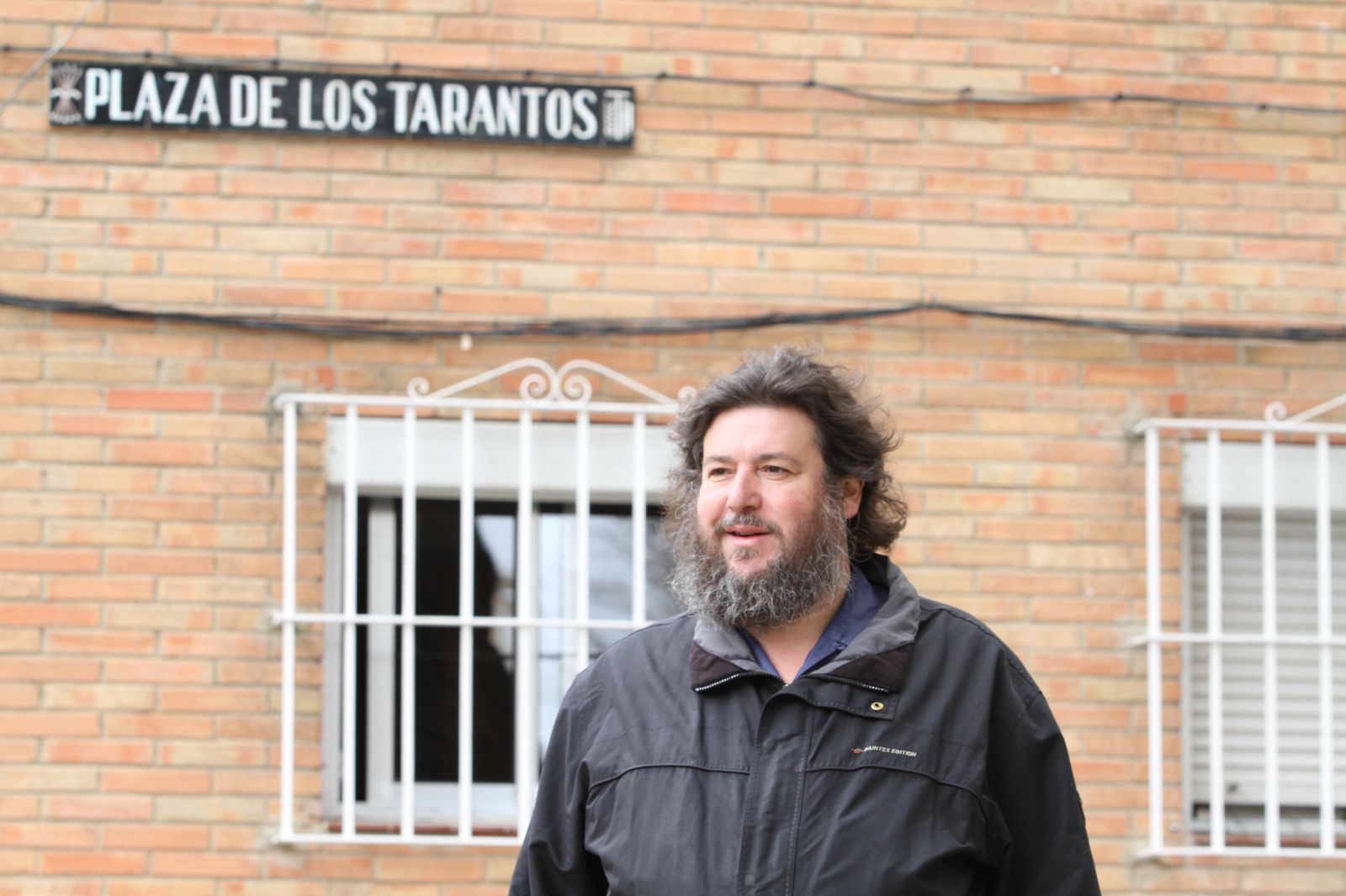 Pedro G.Romero, en la plaza donde sitúa la historia 'El winstonero'.