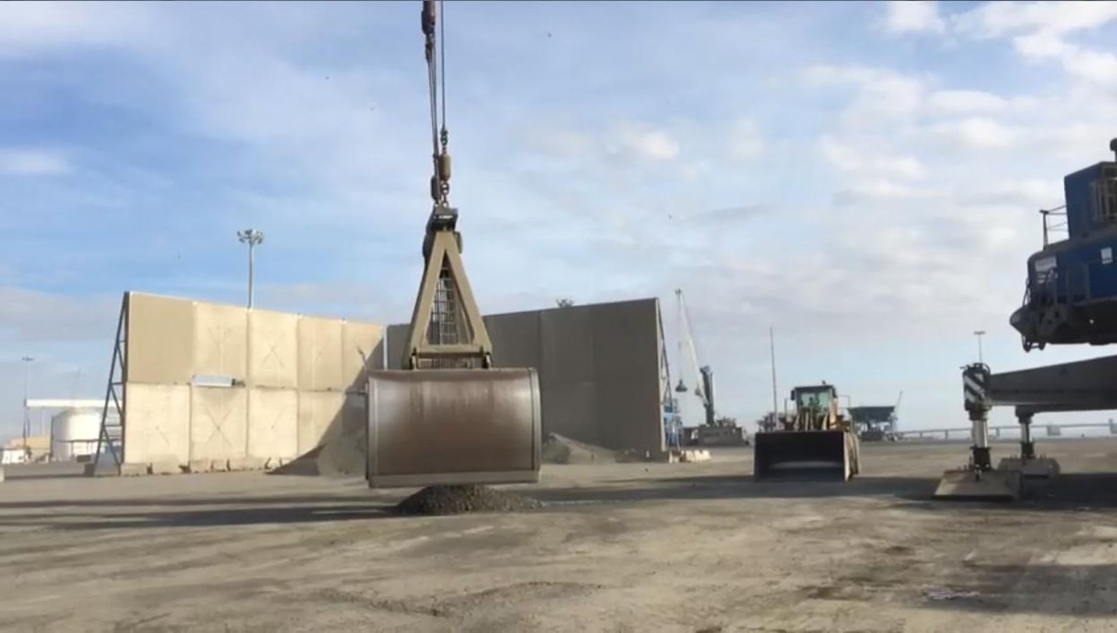La carga y descarga del grano se lleva ya a cabo en La Cabezuela con un protocolo para evitar la dispersión del polvo.