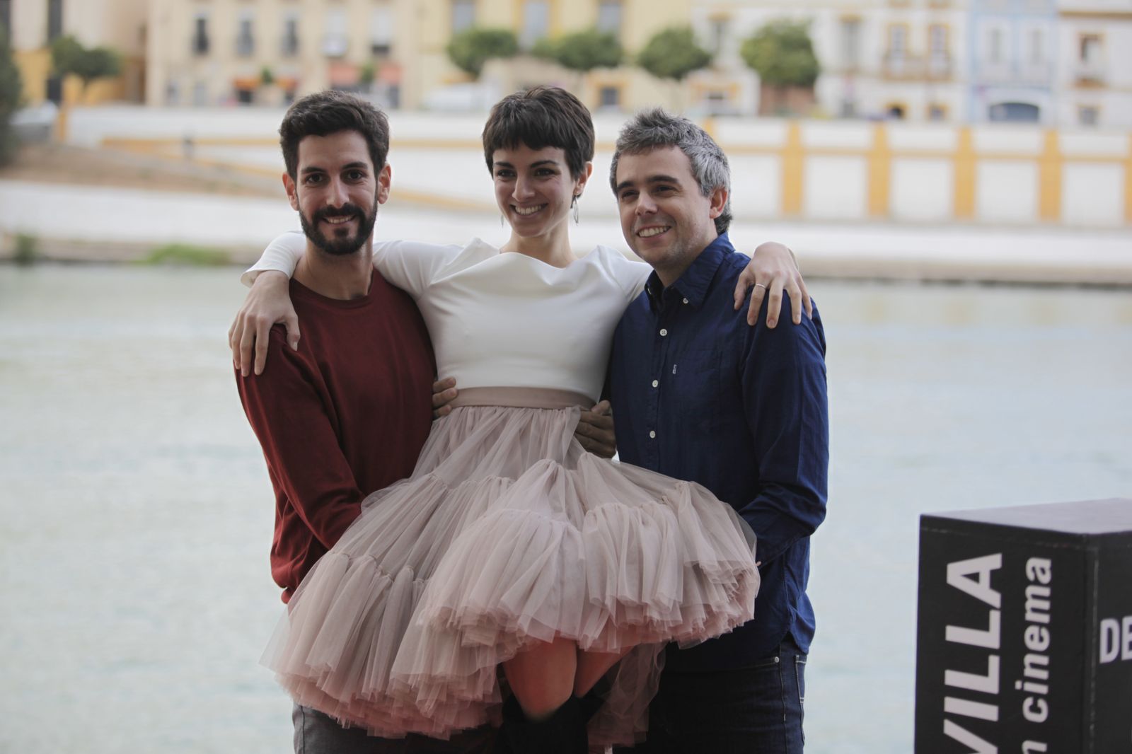 Silvia Acosta en brazos del actor Jacinto Bobo (izquierda) y del director Guillermo Rojas.