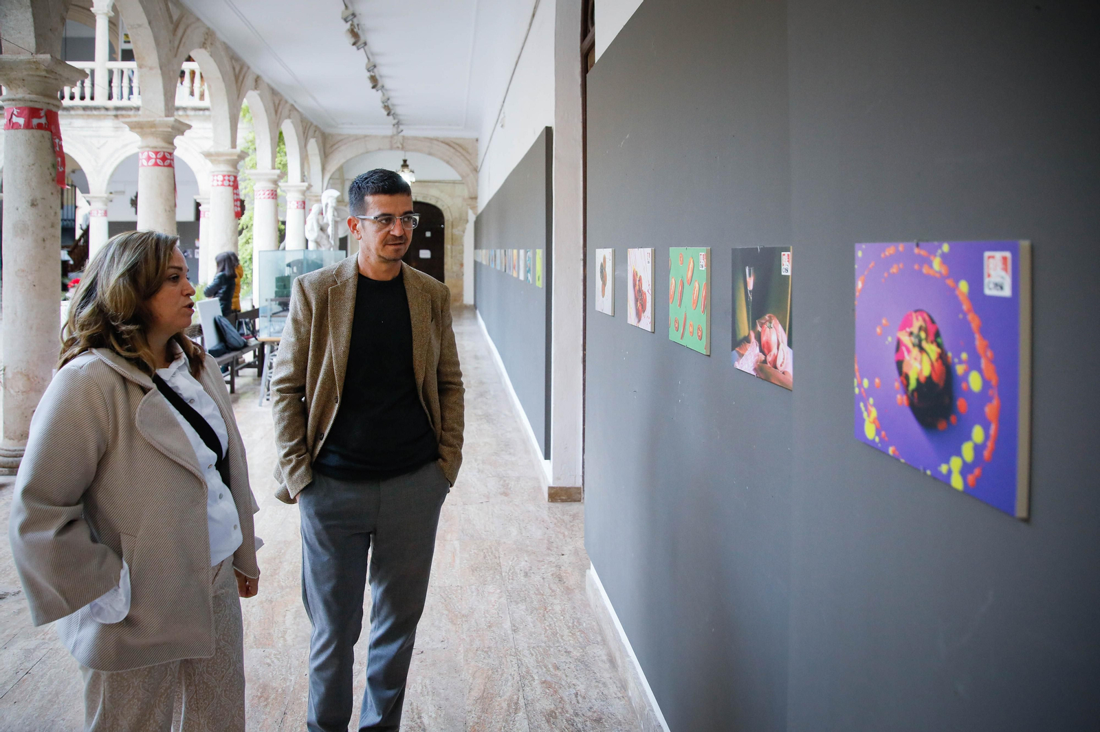 Los responsables del calendario comprueban la calidad de las obras.