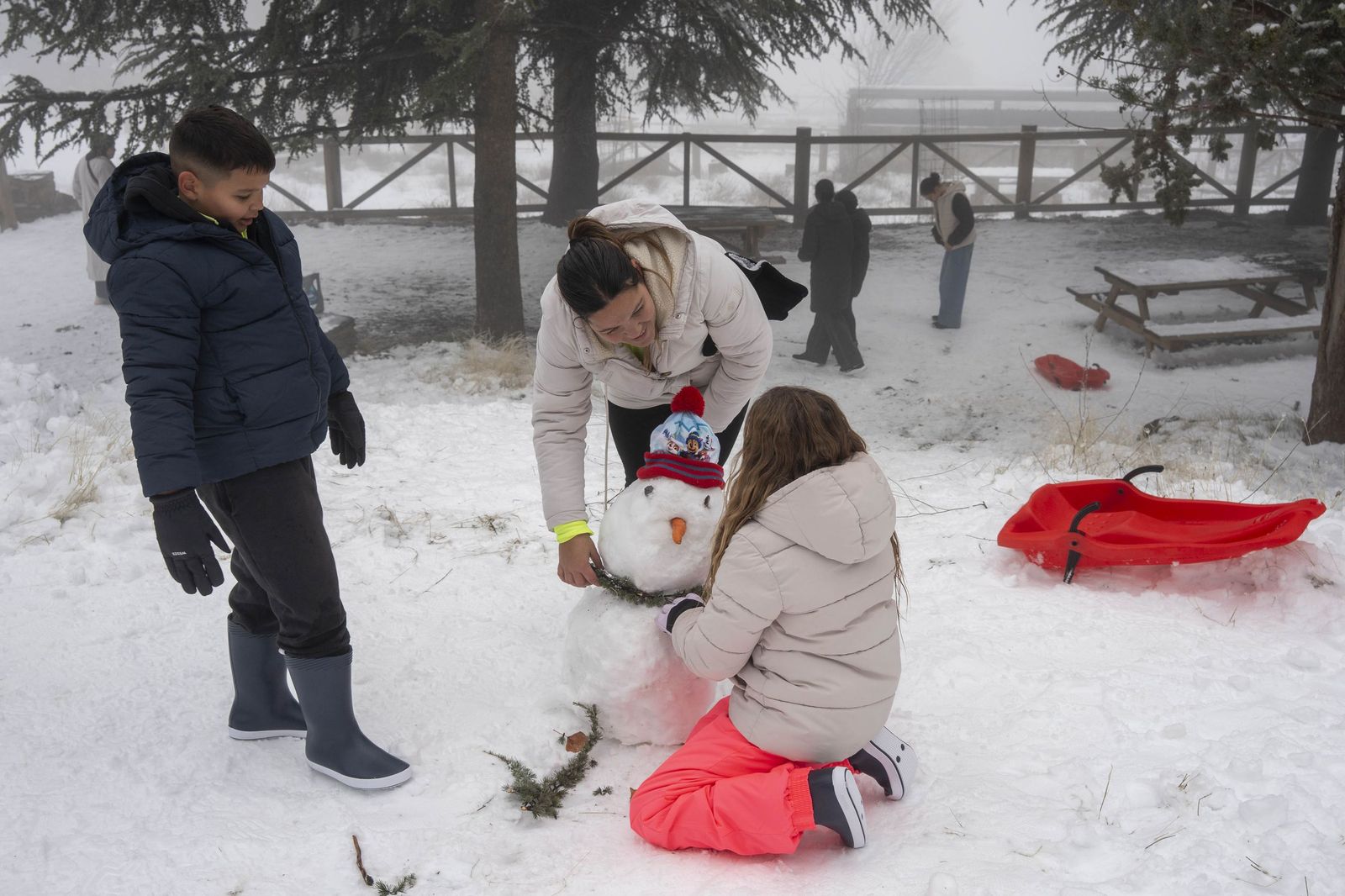 Las imágenes de la nieve y los juegos en familia en Calar Alto