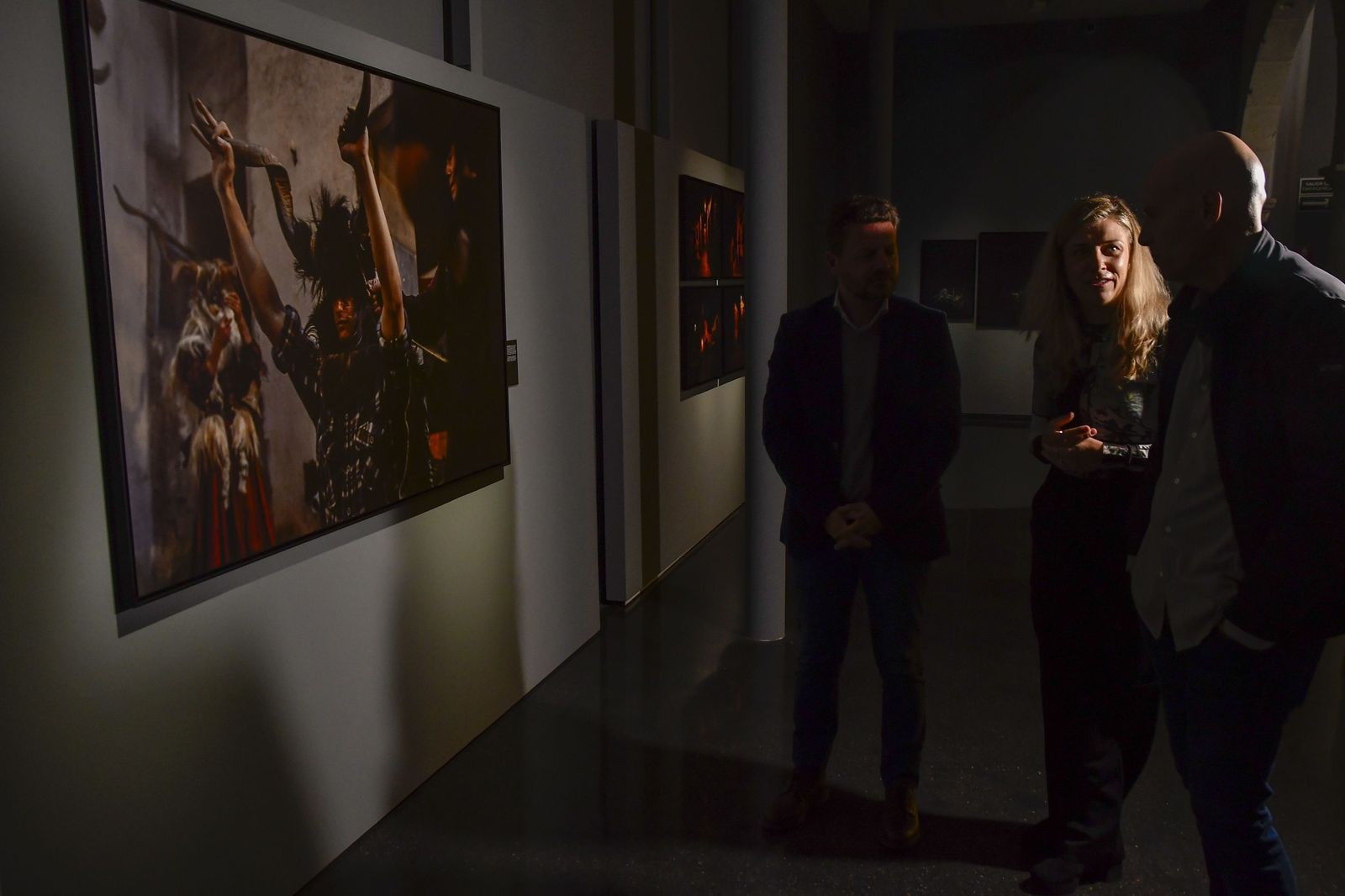 La fotógrafa y documentalista Judith Prat (2d), durante la presentación de su exposición 'Brujas ' en el Centro  Andaluz  de la Fotografía  (CAF ).