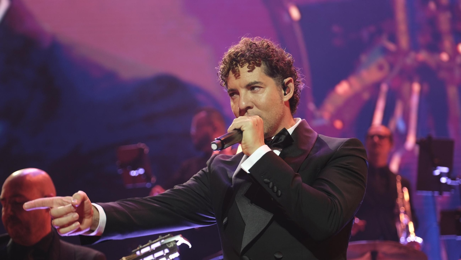 David Bisbal enamora a su Almería en el inicio de la gira 'Todo es Posible en Navidad', en fotografías