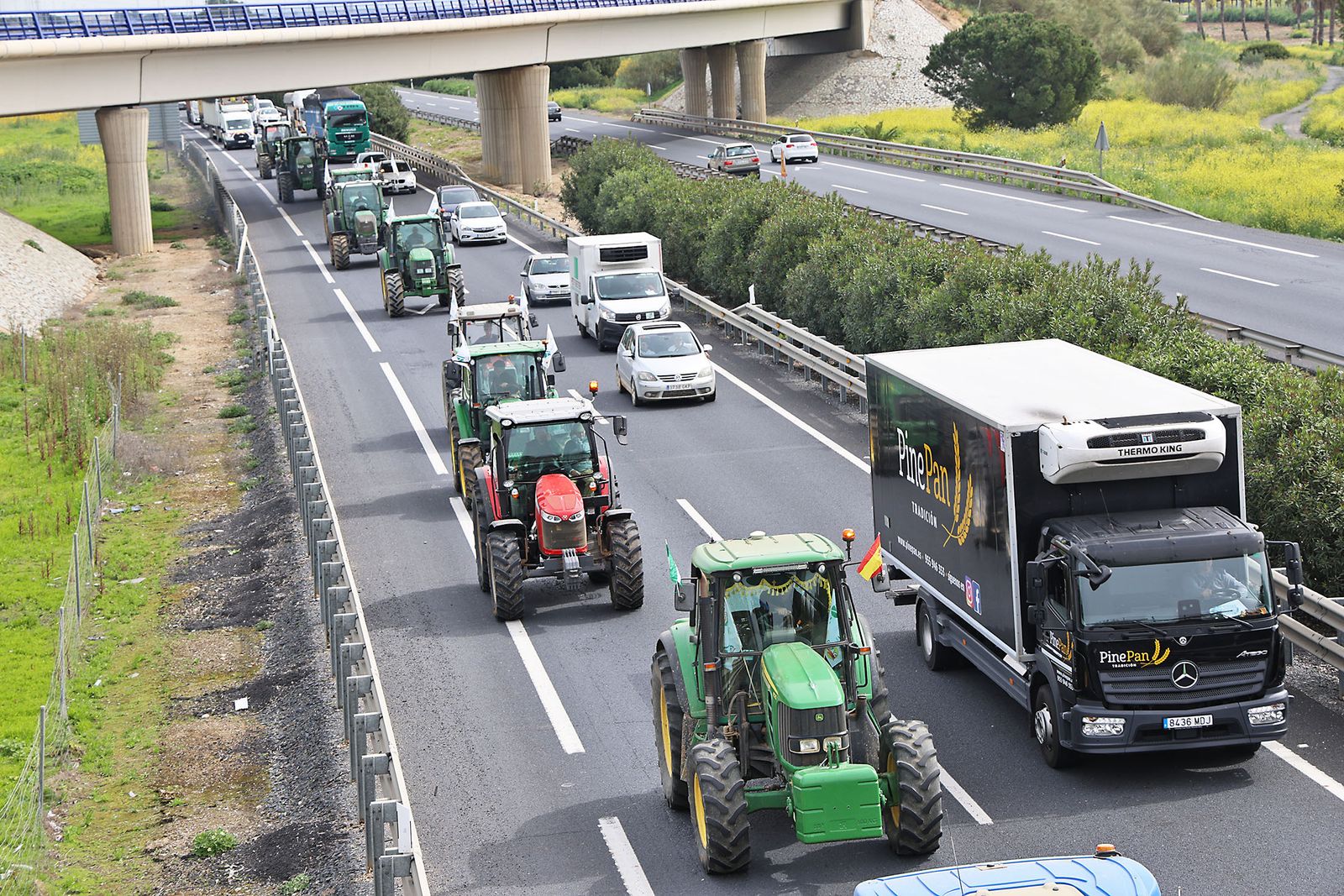 Imágenes de la multitudinaria tractorada de los agricultores en Huelva