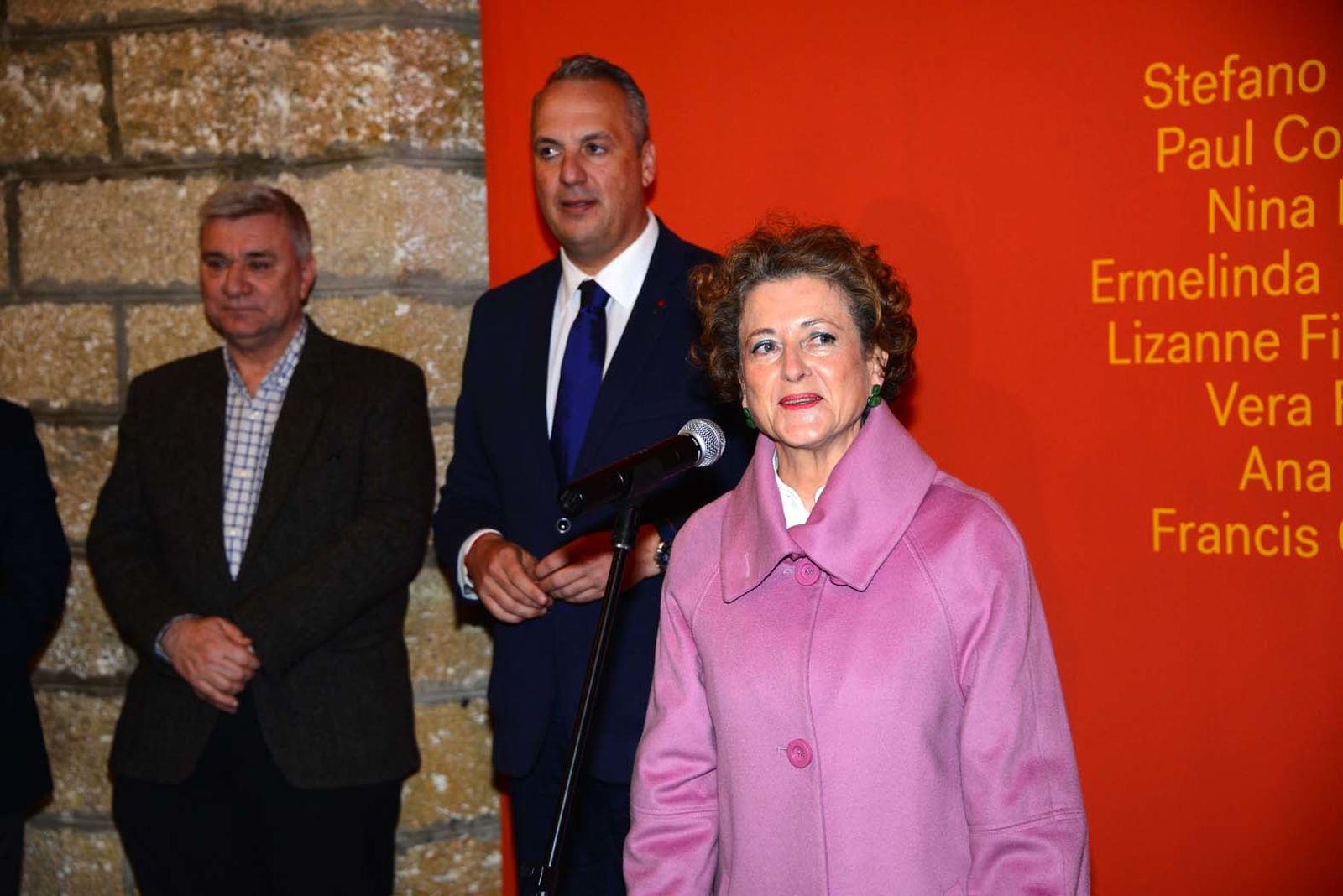 Magda Bellotti habla en la inauguración de la exposición.