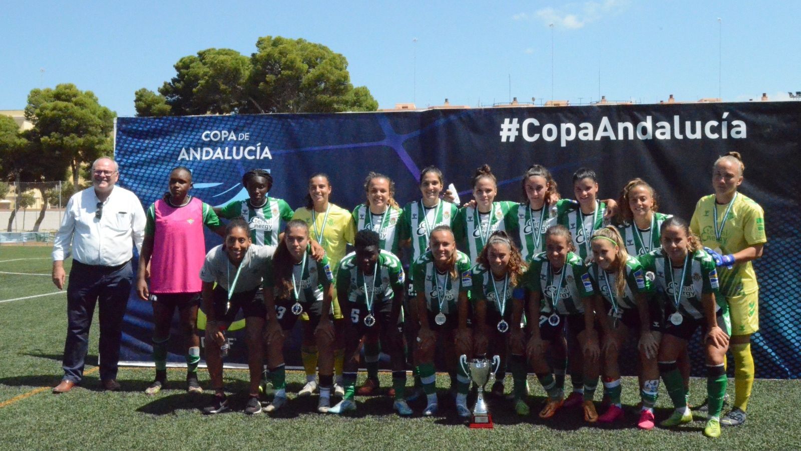 El Betis Féminas posa con las medallas después del partido en San Fernando.