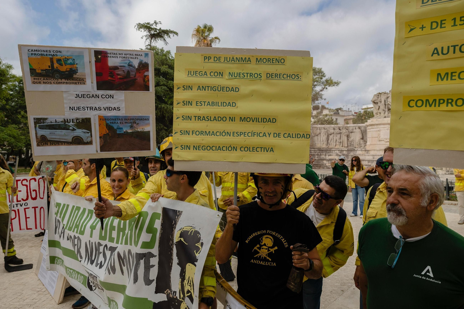Bomberos forestales, manifestándose en Cádiz esta mañana.