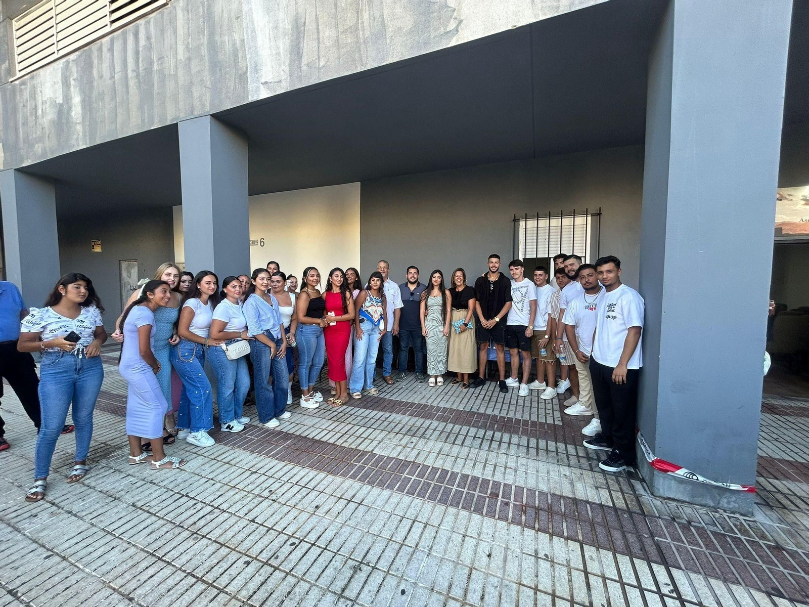 Jóvenes de La Línea, en el acto de este martes.