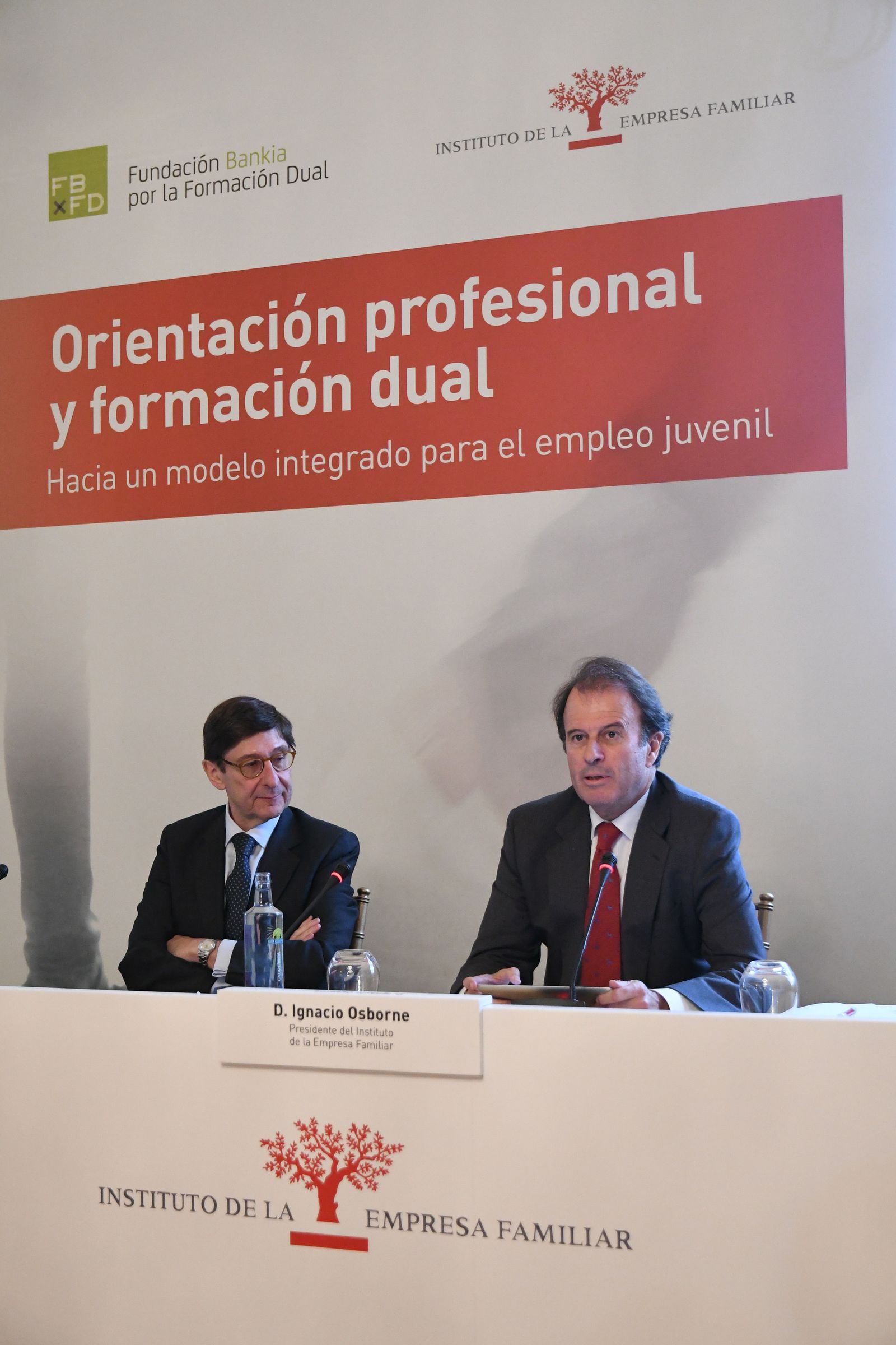José Ignacio Goirigolzarri e Ignacio Osborne, ayer en Madrid, durante la presentación del estudio.