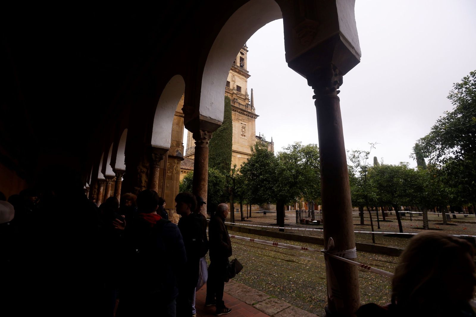 El Patio de los Naranjos de la Mezquita-Catedral por la borrasca Leonardo, en imágenes