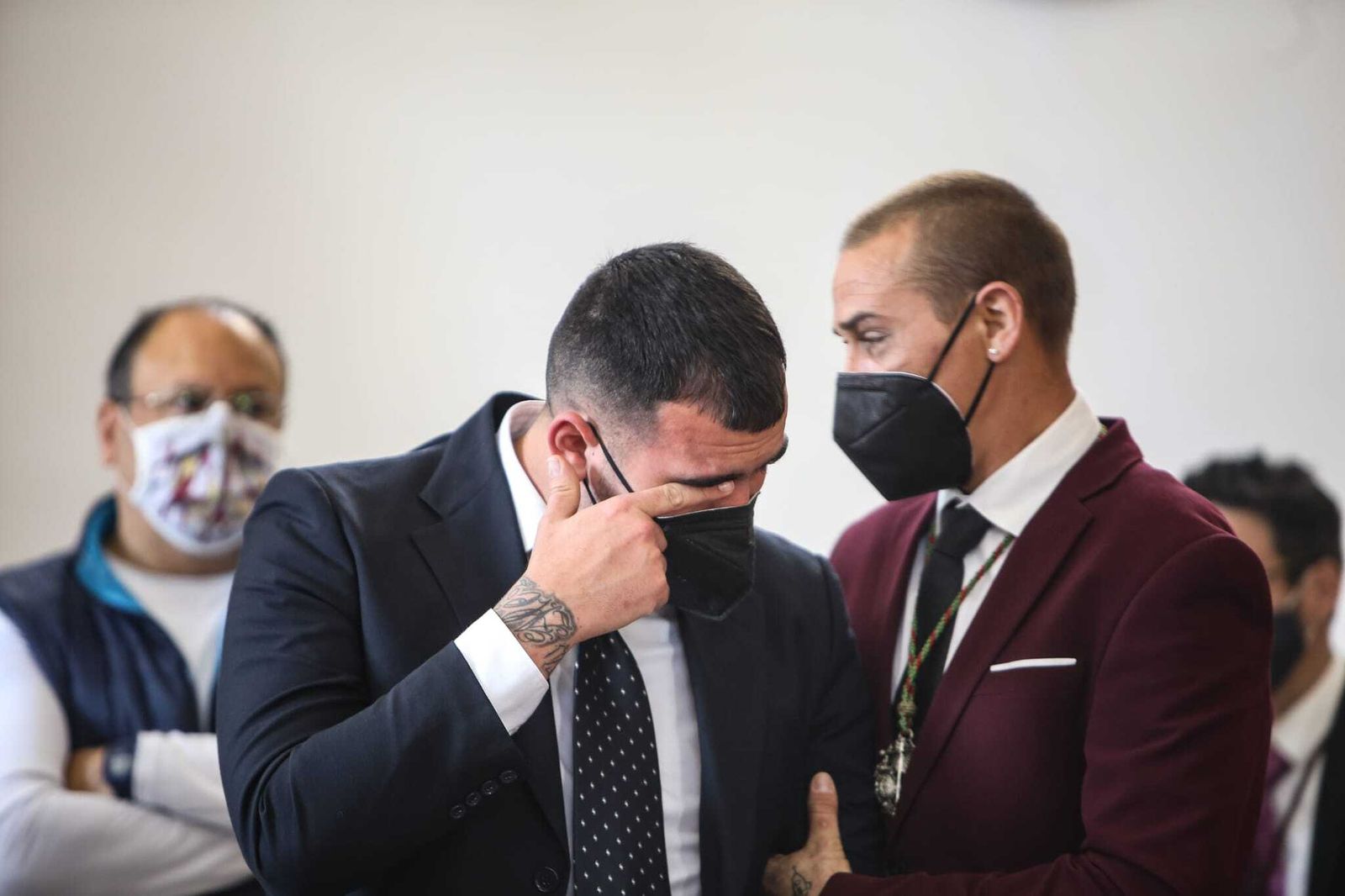 Hermanos de Tres Caídas, el pasado Jueves Santo, emocionados ante sus titulares.