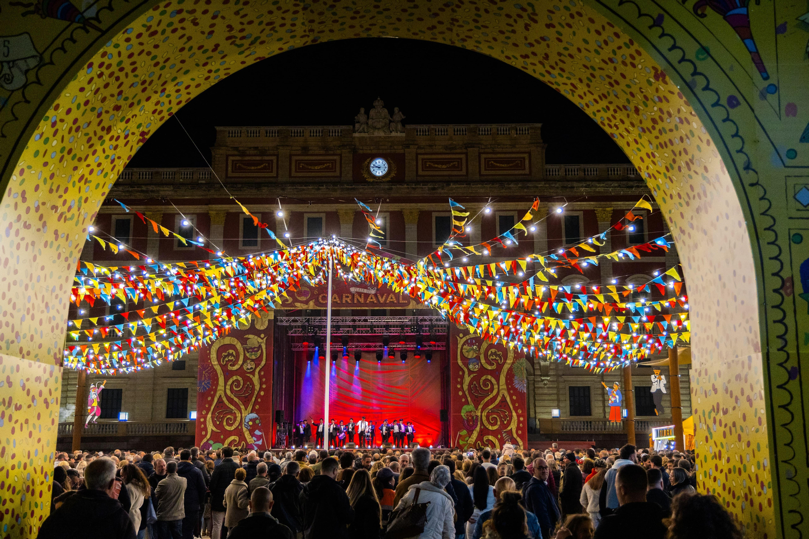 El Carnaval, de vuelta a la plaza del Rey de San Fernando: la chirigota del Yuyu abre el fin de semana