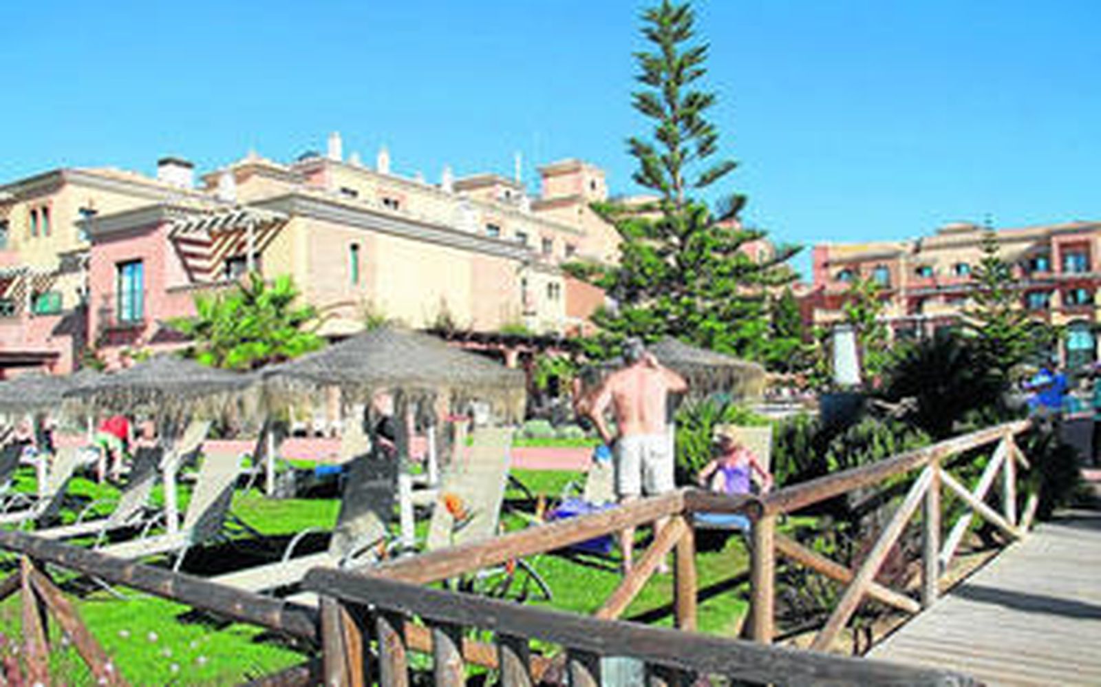 Turistas en un hotel de Punta Umbría, durante las vacaciones de Semana Santa del año pasado, que destacaron por el buen tiempo.