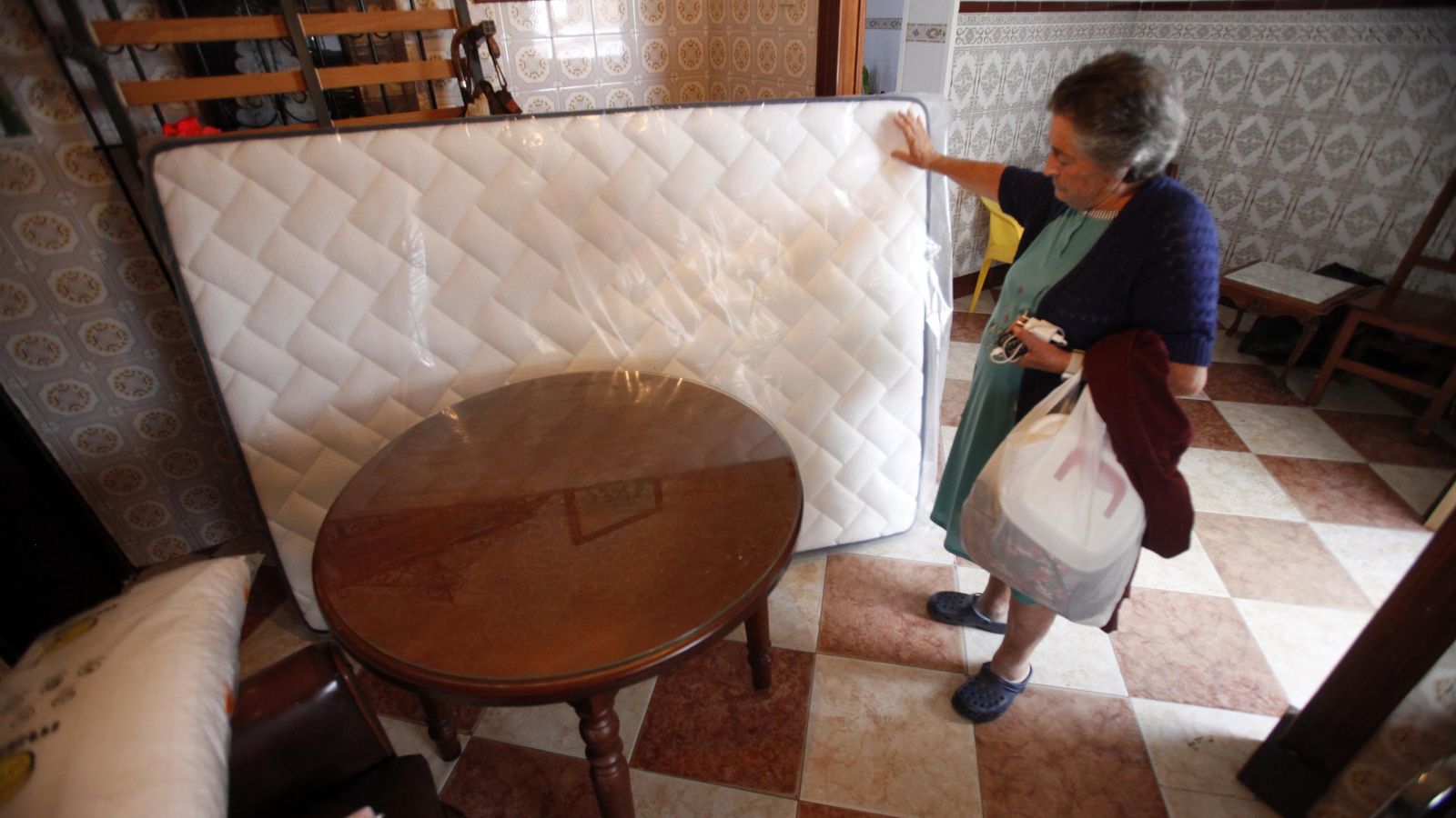 Josefa Medina observa el nuevo colchón que le han traído desde el Ayuntamiento