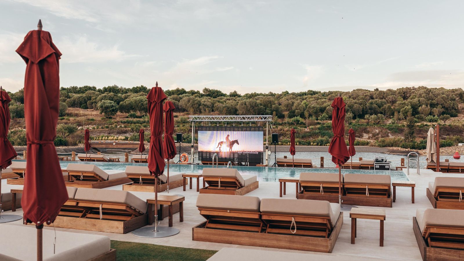 Zona de hamacas y cine de verano en The Beach