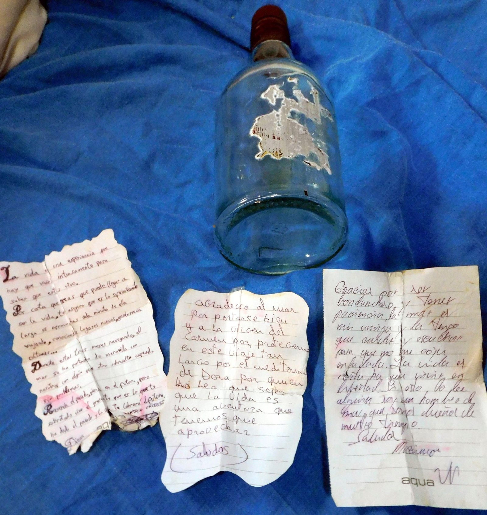 Botella junto a las cartas.