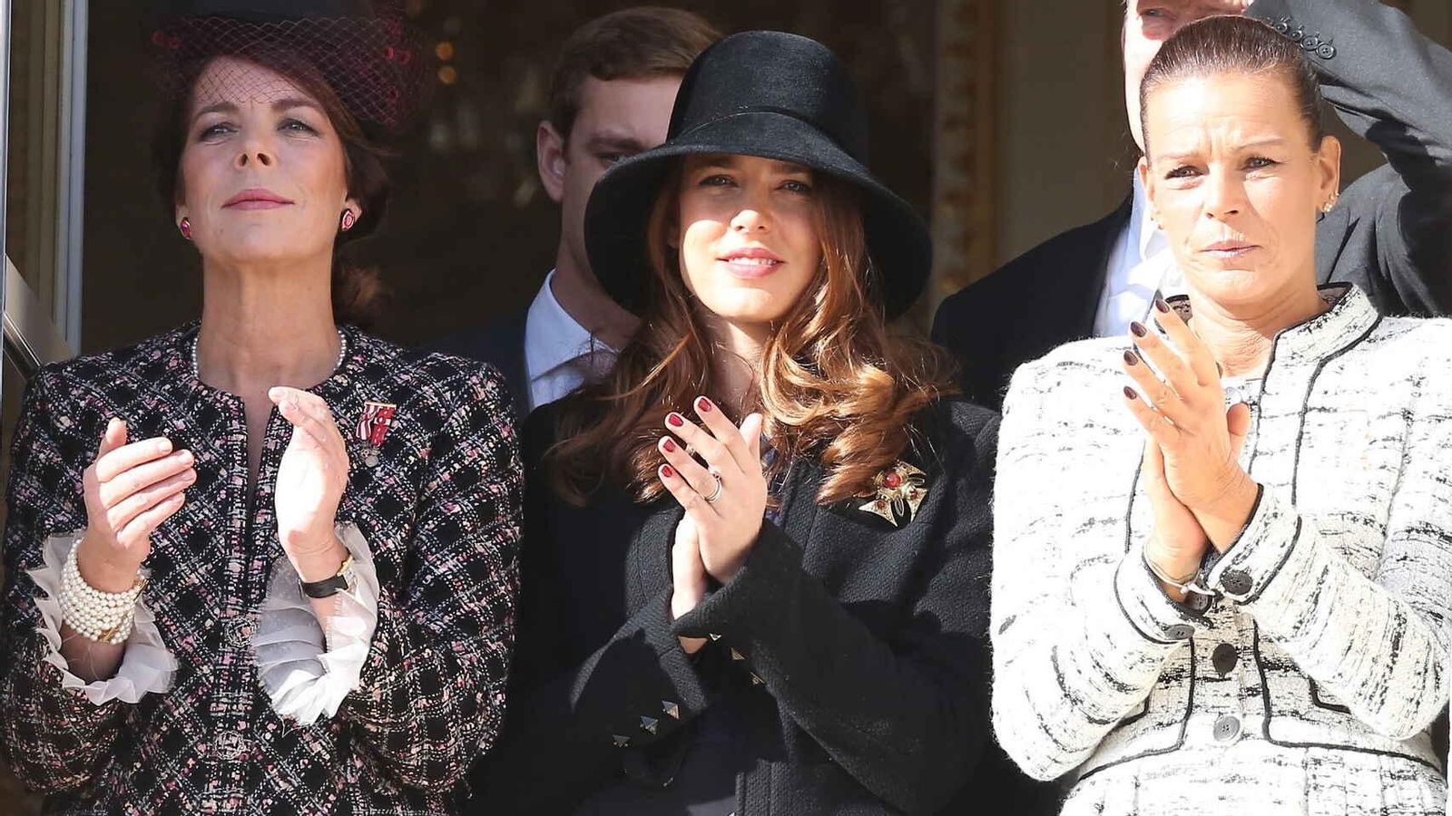 La princesa Carlota, entre su madre, Carolina de Mónaco, y su tía, la princesa 'rebelde' Estefanía.