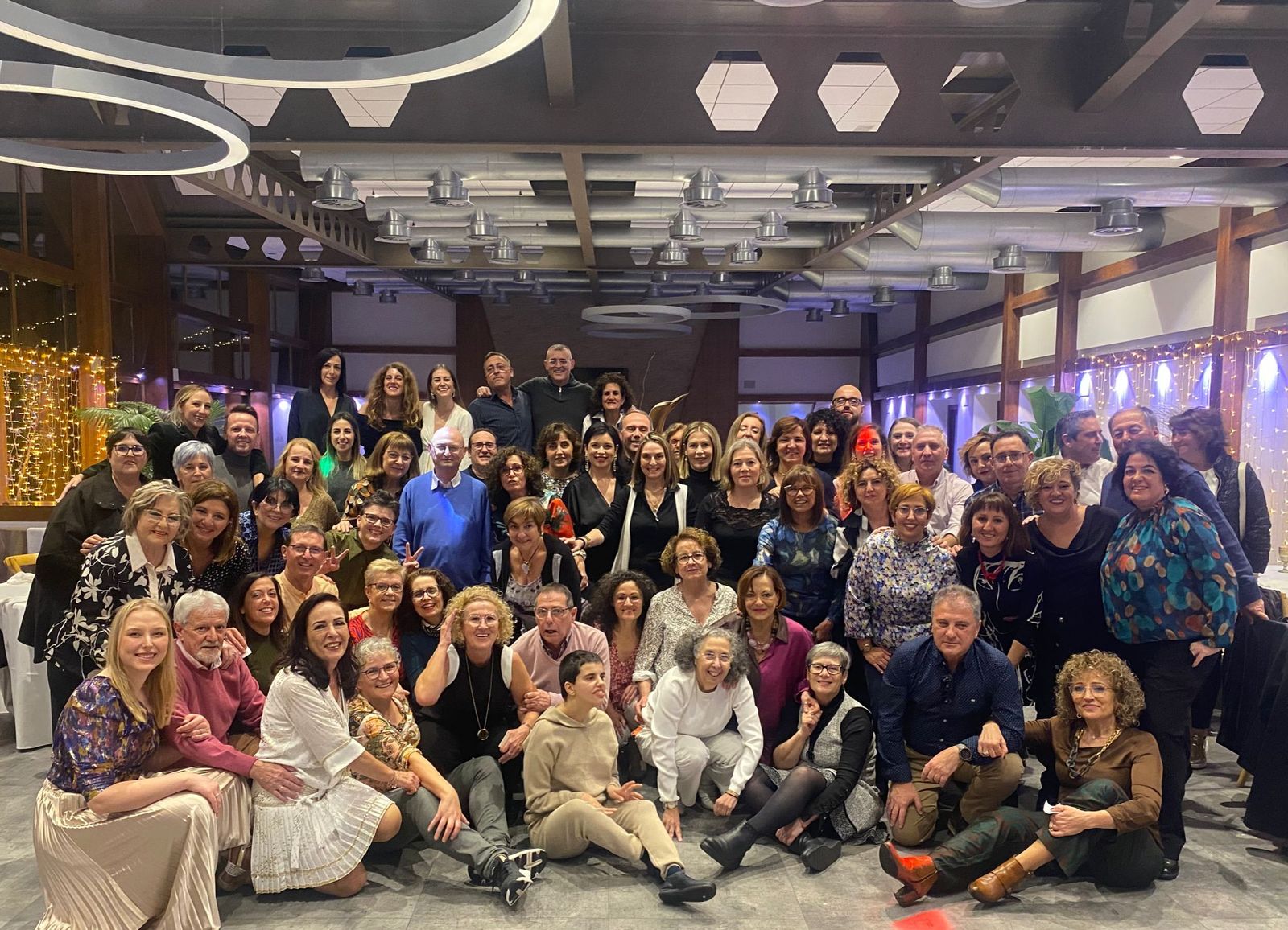 Foto de familia en la comida-homenaje al doctor.