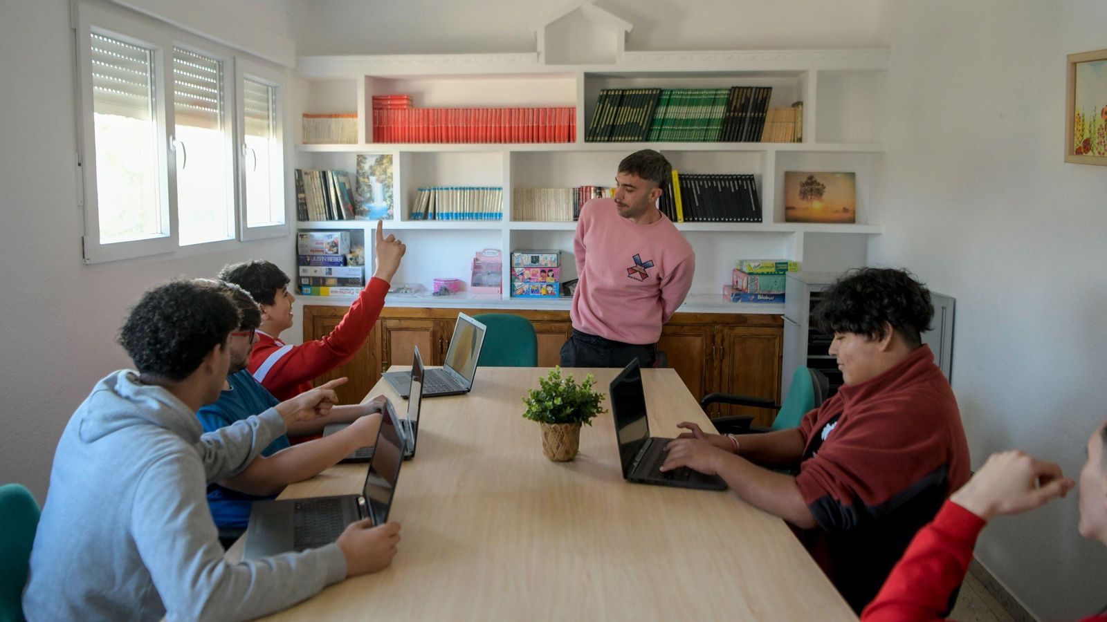 Alumno de la Ciudad de los Niños realizando una pregunta