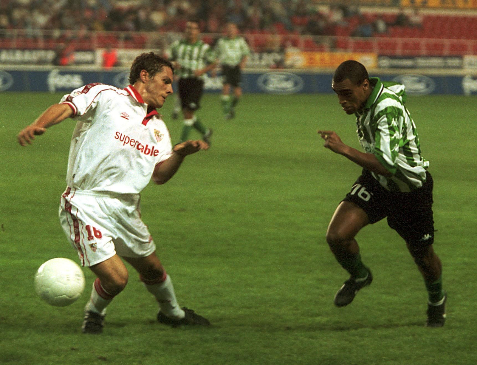Podestá y Denilson en el Sevilla-Betis del 12 de octubre de 1999.