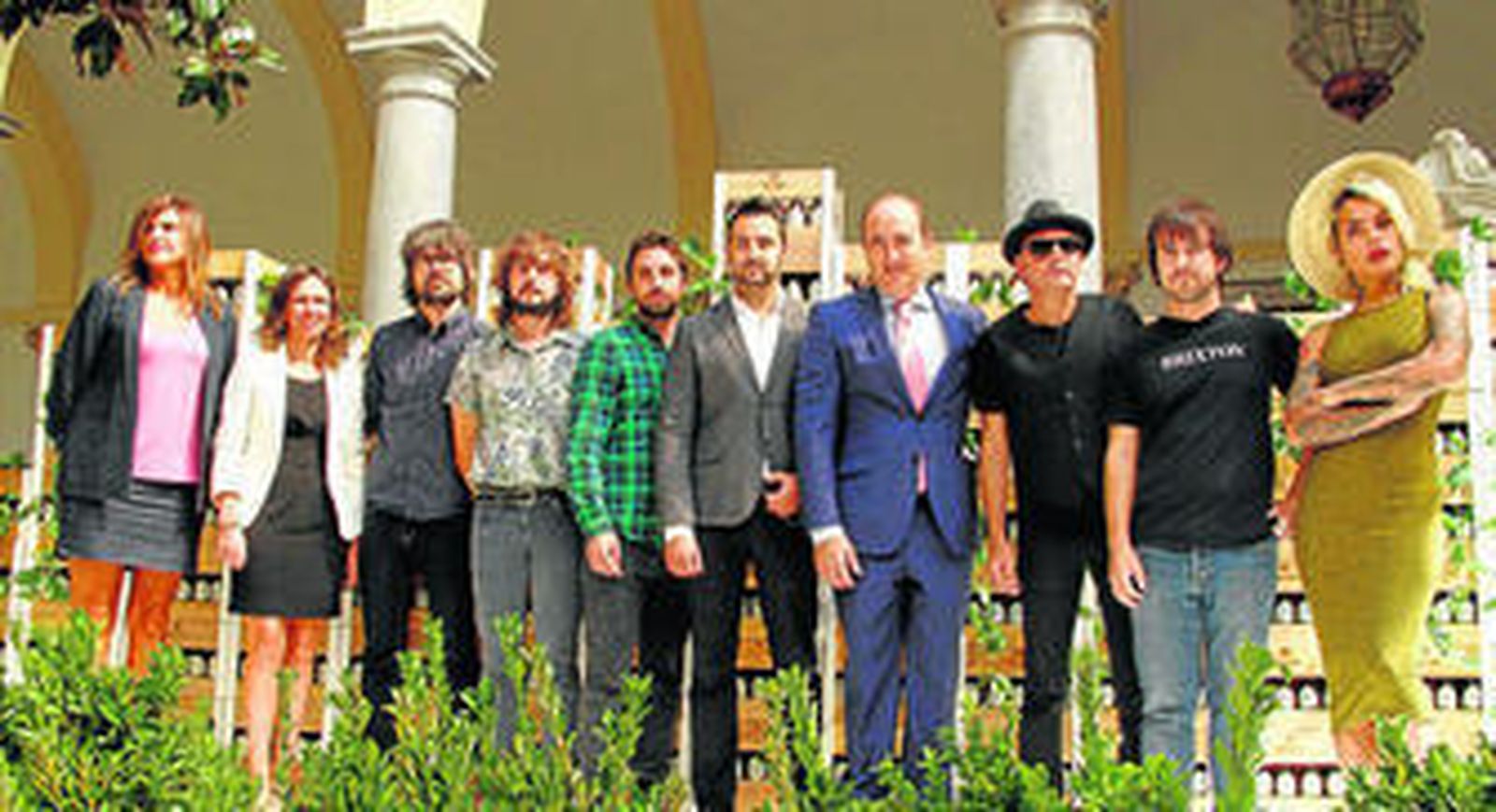 Parte de los músicos que  conforman el cartel del festival junto a representantes institucionales y de la marca Alhambra.