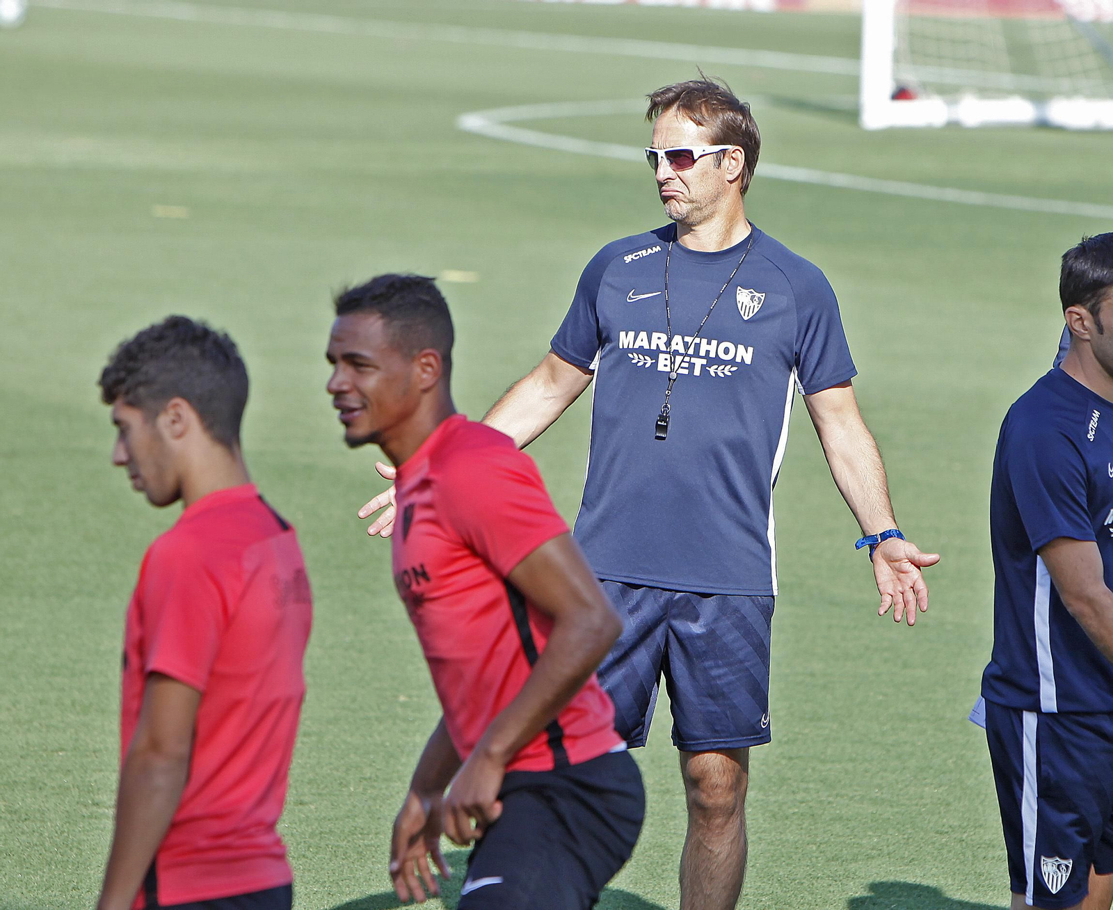 Lopetegui realiza un gesto ante los mediocampistas Mena y Fernando.