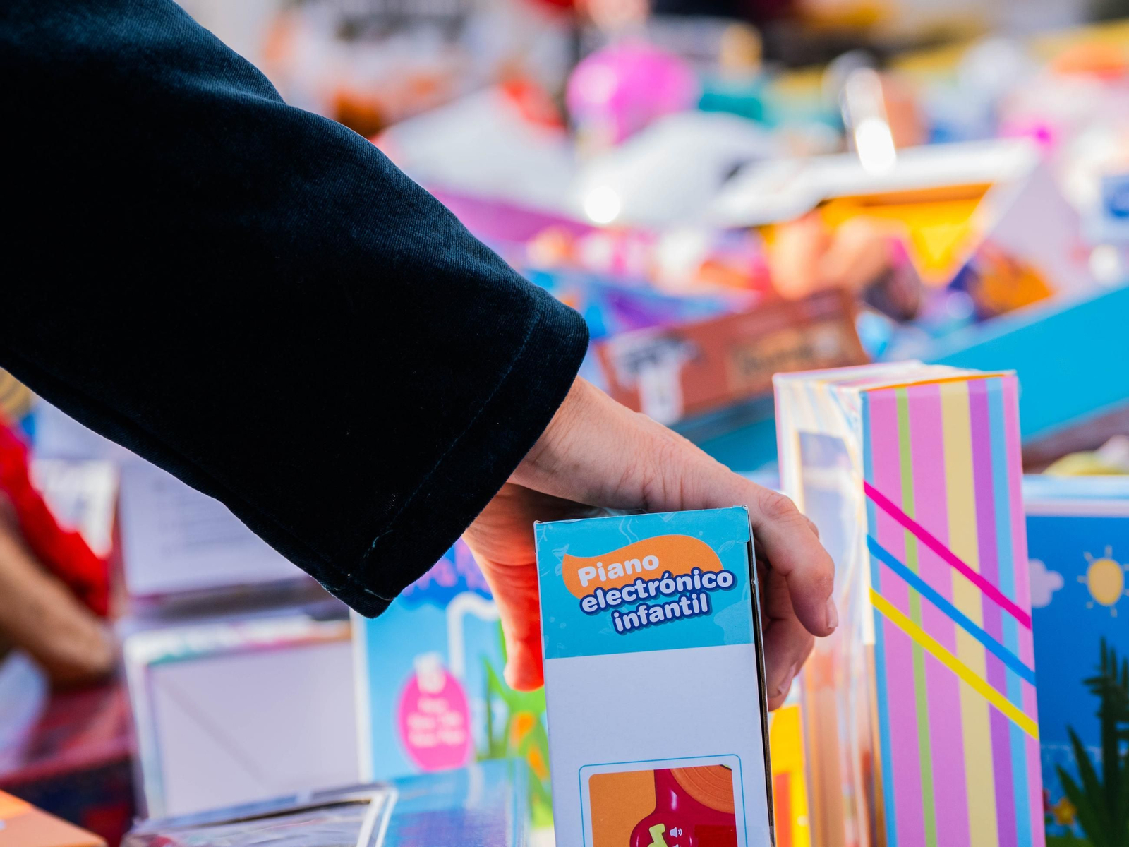 Una persona dona un juguete.