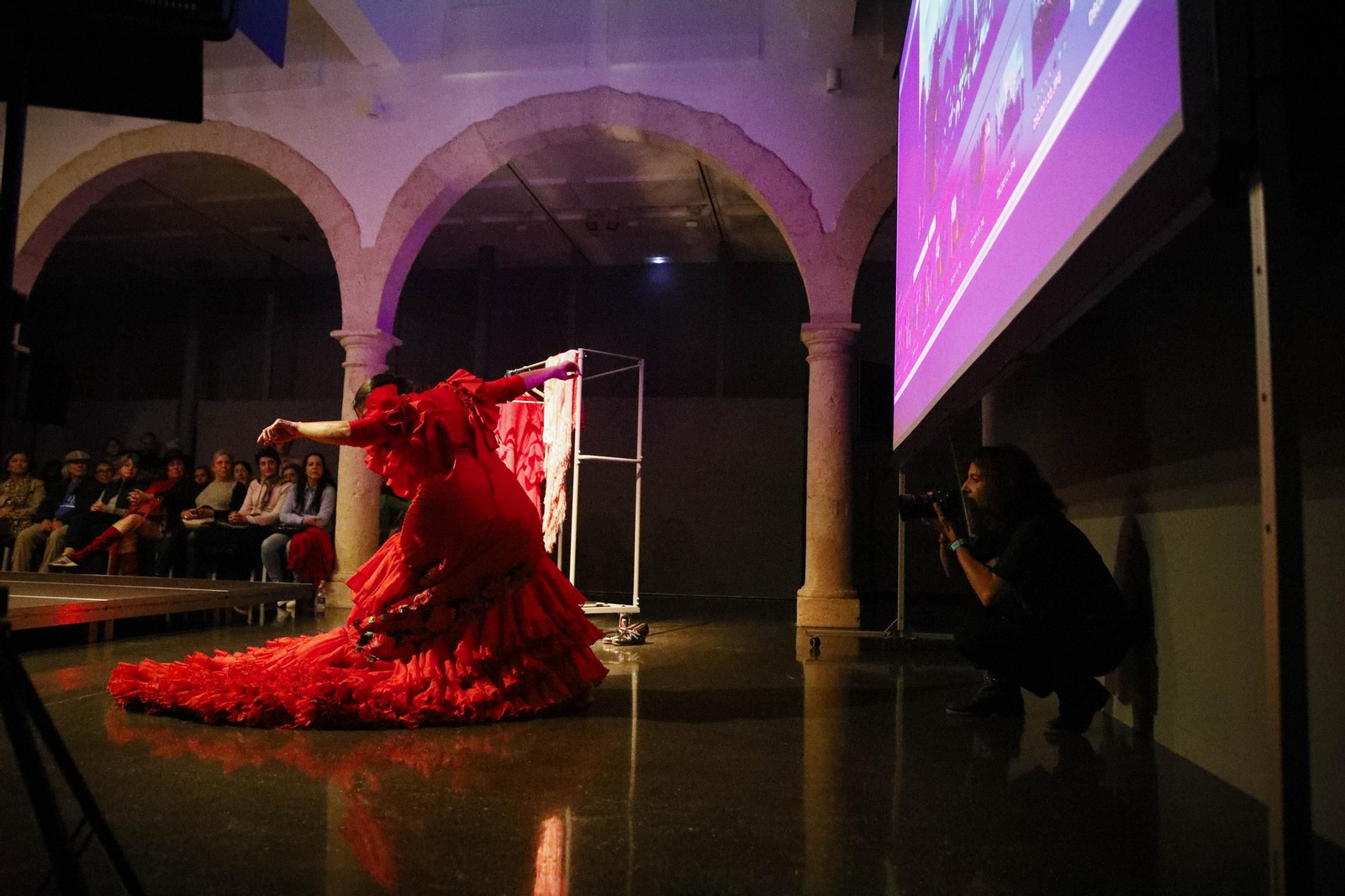 El Centro Andaluz de la Fotografía de Almería presenta el calendario 2025 con la actuación de la bailaora María Moreno, en imágenes