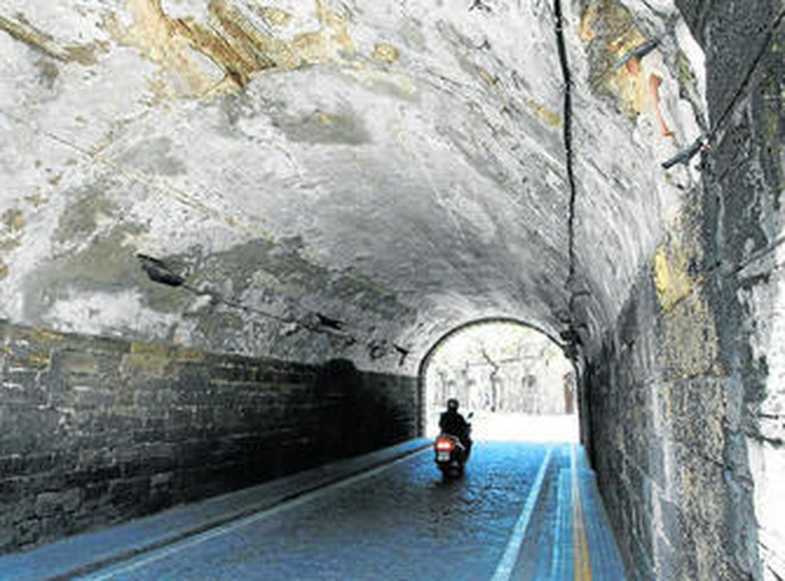 1. Interior de uno de los túneles que cruza las murallas de San Carlos, cuyo techo y paredes se encuentran en pésimo estado.  2. En el Paseo de San Carlos, desde la esquina de la calle Honduras hasta la plaza de España, apenas hay luz. 3. Estado lamentable de la rampa que va de la plaza de Filipinas a la Punta de San Felipe. 4. El suelo de la calle Fernando El Católico, frente al colegio de las Carmelitas, está lleno de socavones.