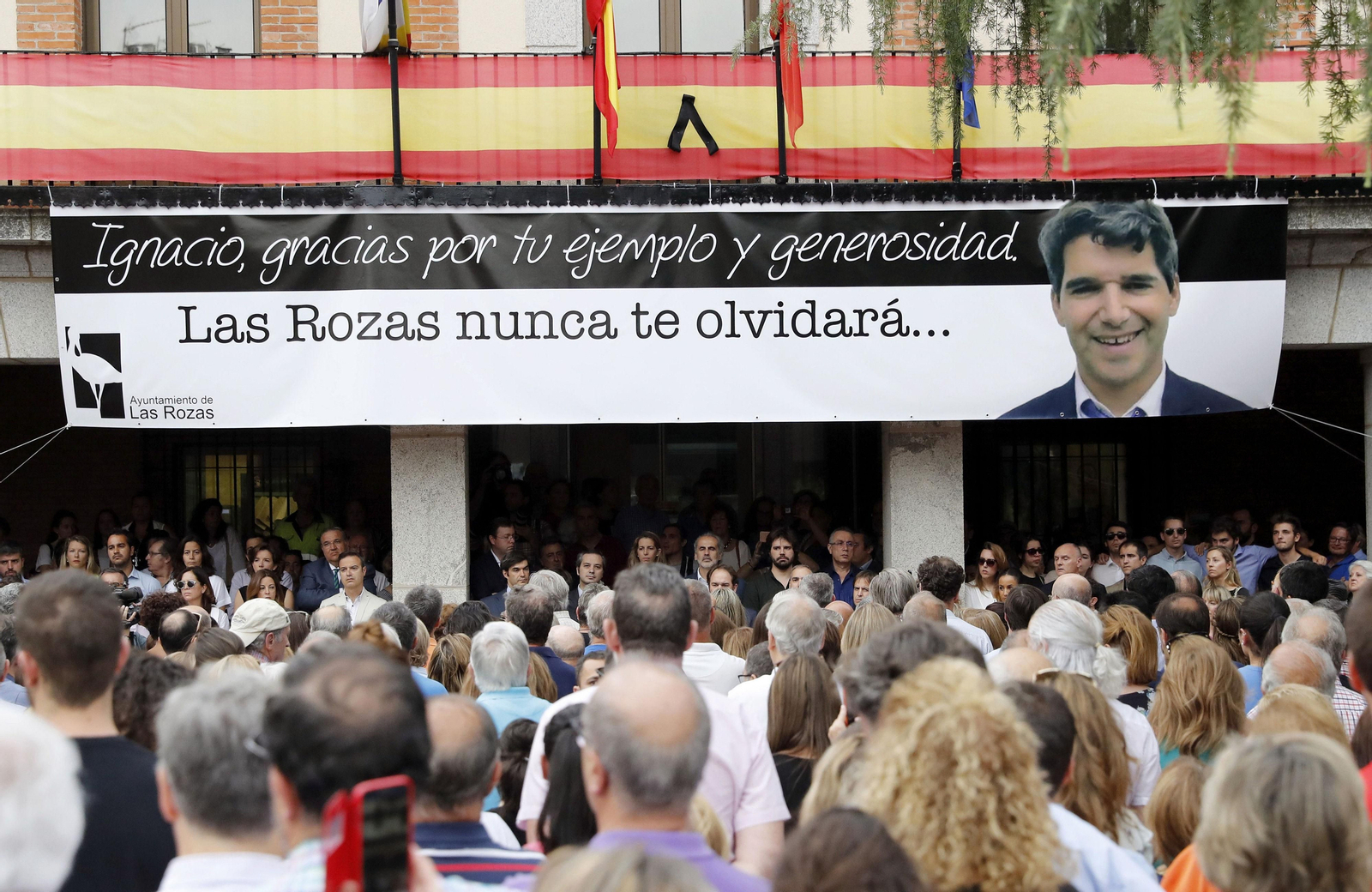 Vecinos del municipio madrileño de Las Rozas muestran el jueves su dolor y solidaridad por la muerte de su vecino Ignacio Echeverría en el atentado en Londres.