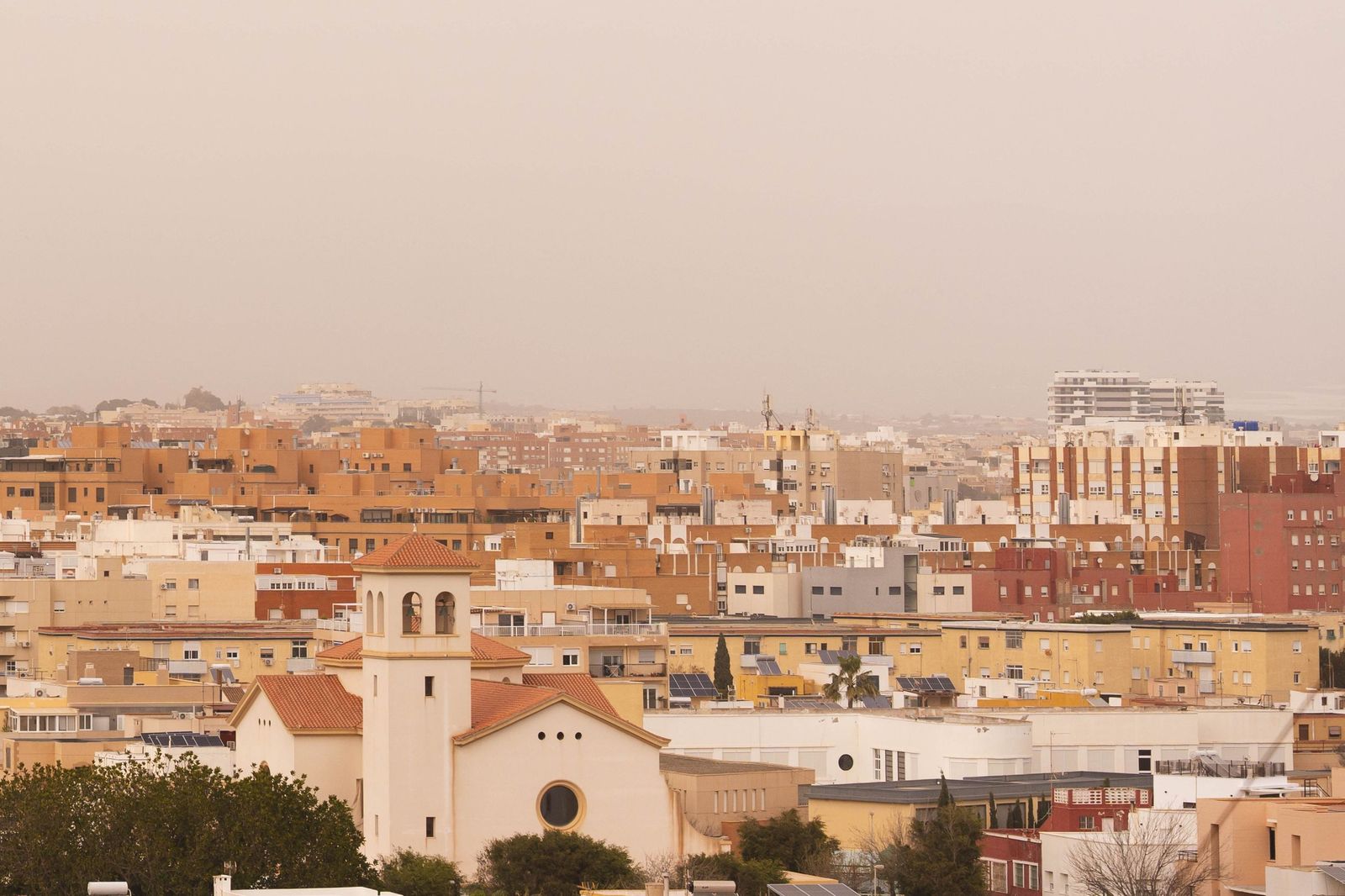 Imágenes que impresionan | Almería envuelta en calima