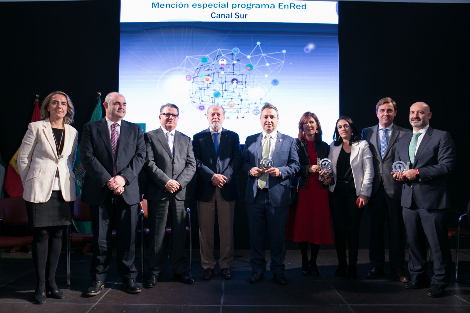 Villalobos, ayer con los galardonados en la Feria de la Innovación.