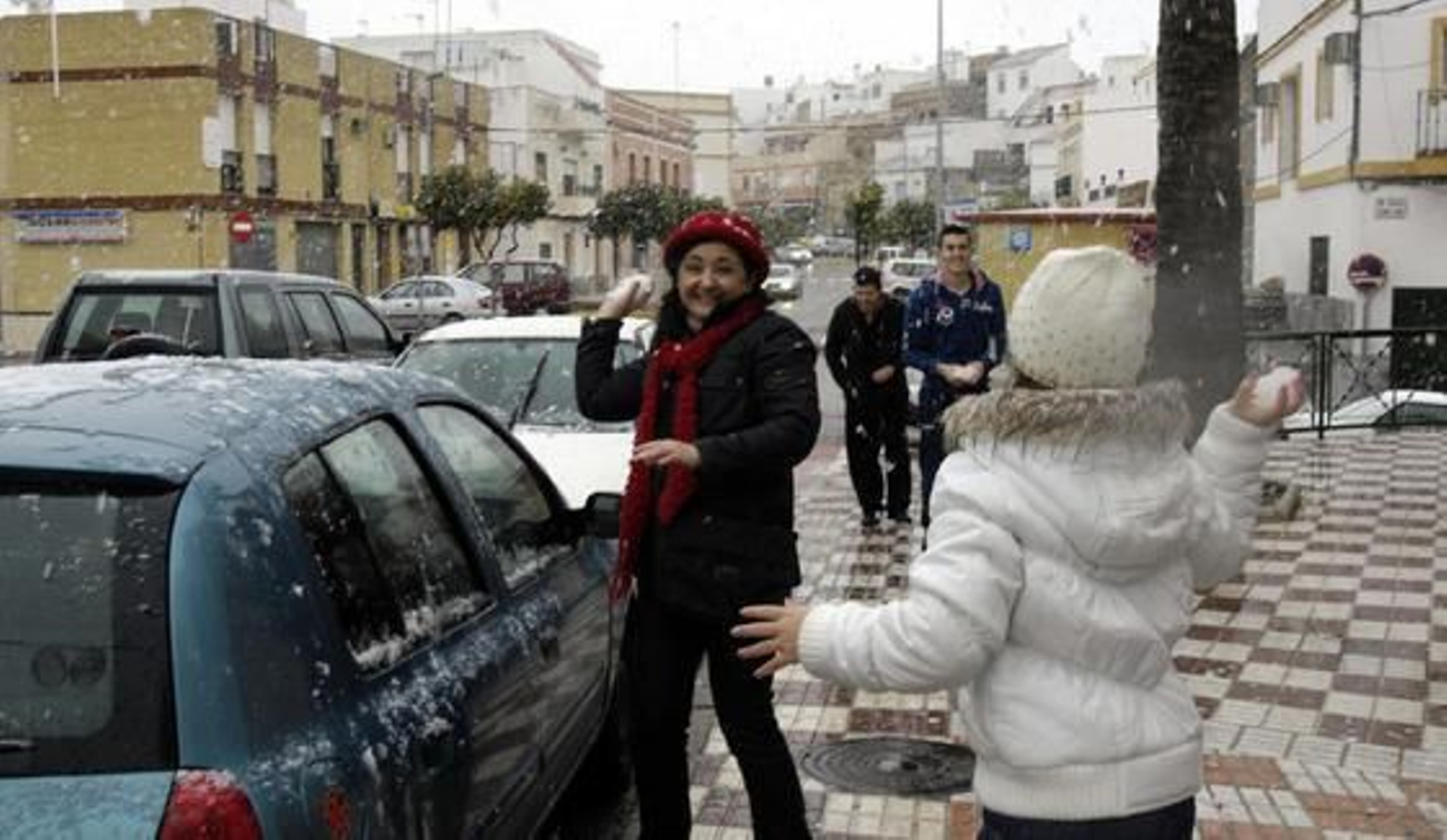La nieve se convirtió en el principal juego del día.

Foto: Juan Carlos Muñoz, Manuel Gómez, Antonio Pizarro