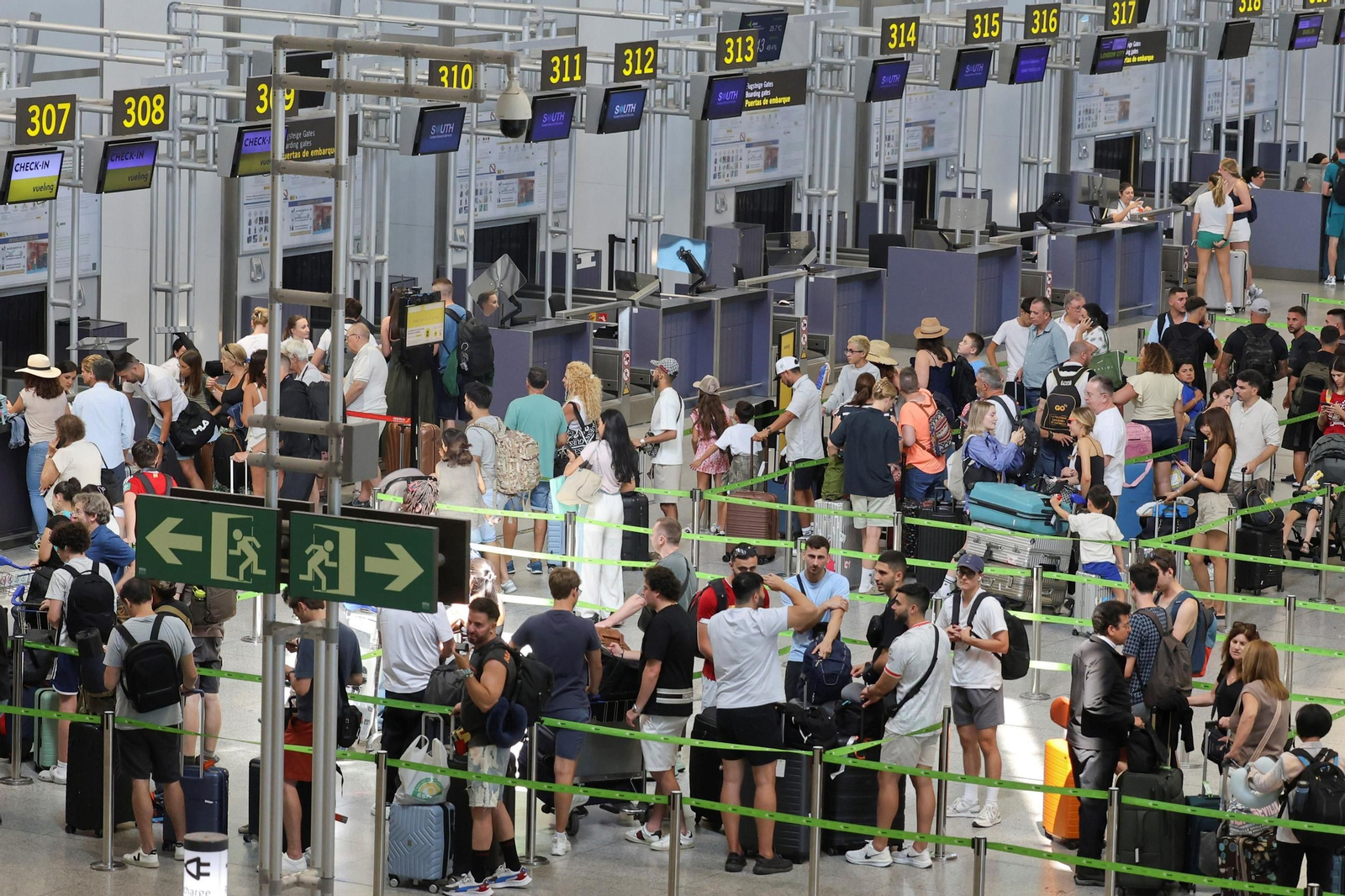 Viajeros en el aeropuerto de Málaga.
