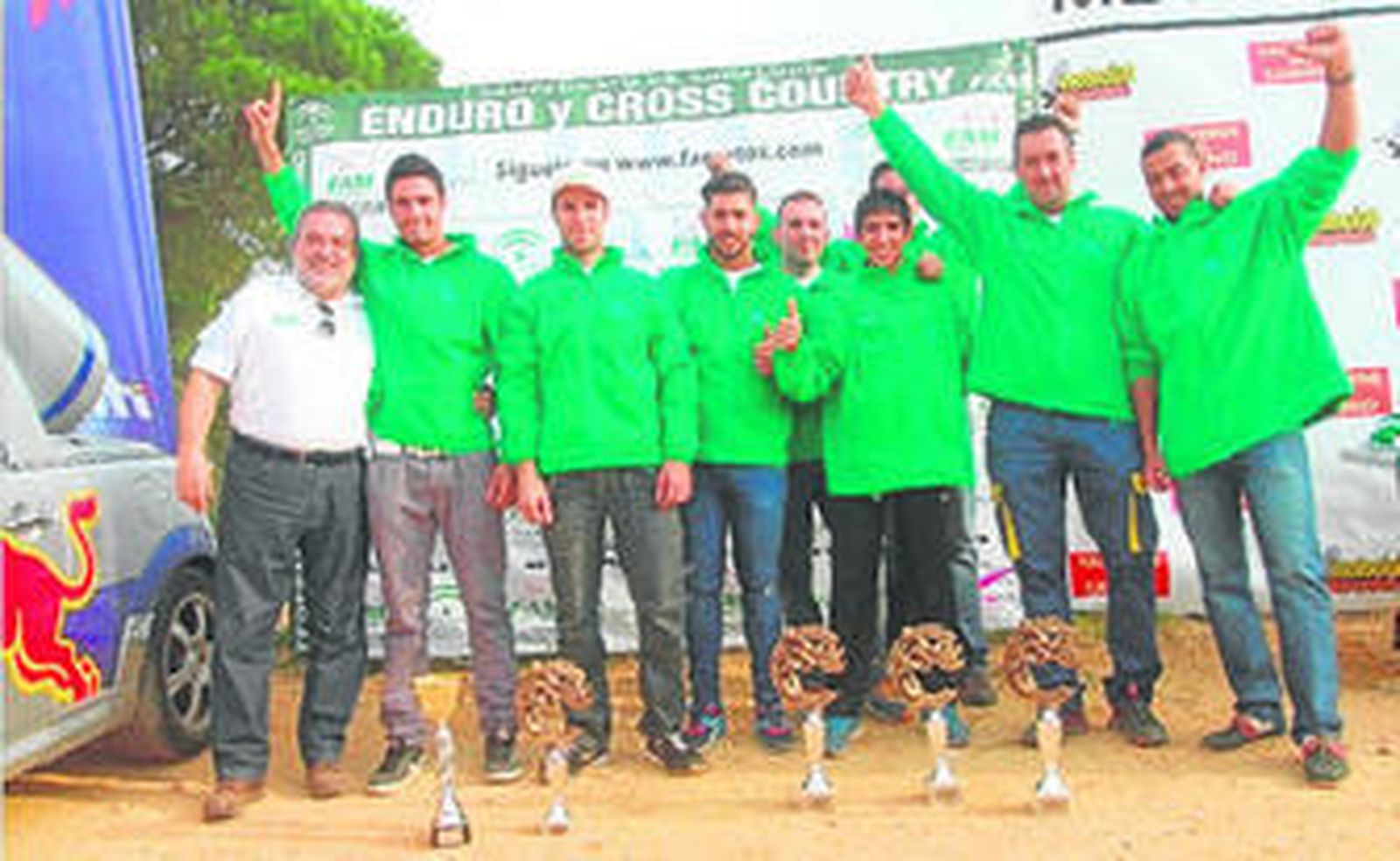 Los componentes del equipo andaluz, en el podio con Juan Fernández, presidente de la Federación Andaluza.